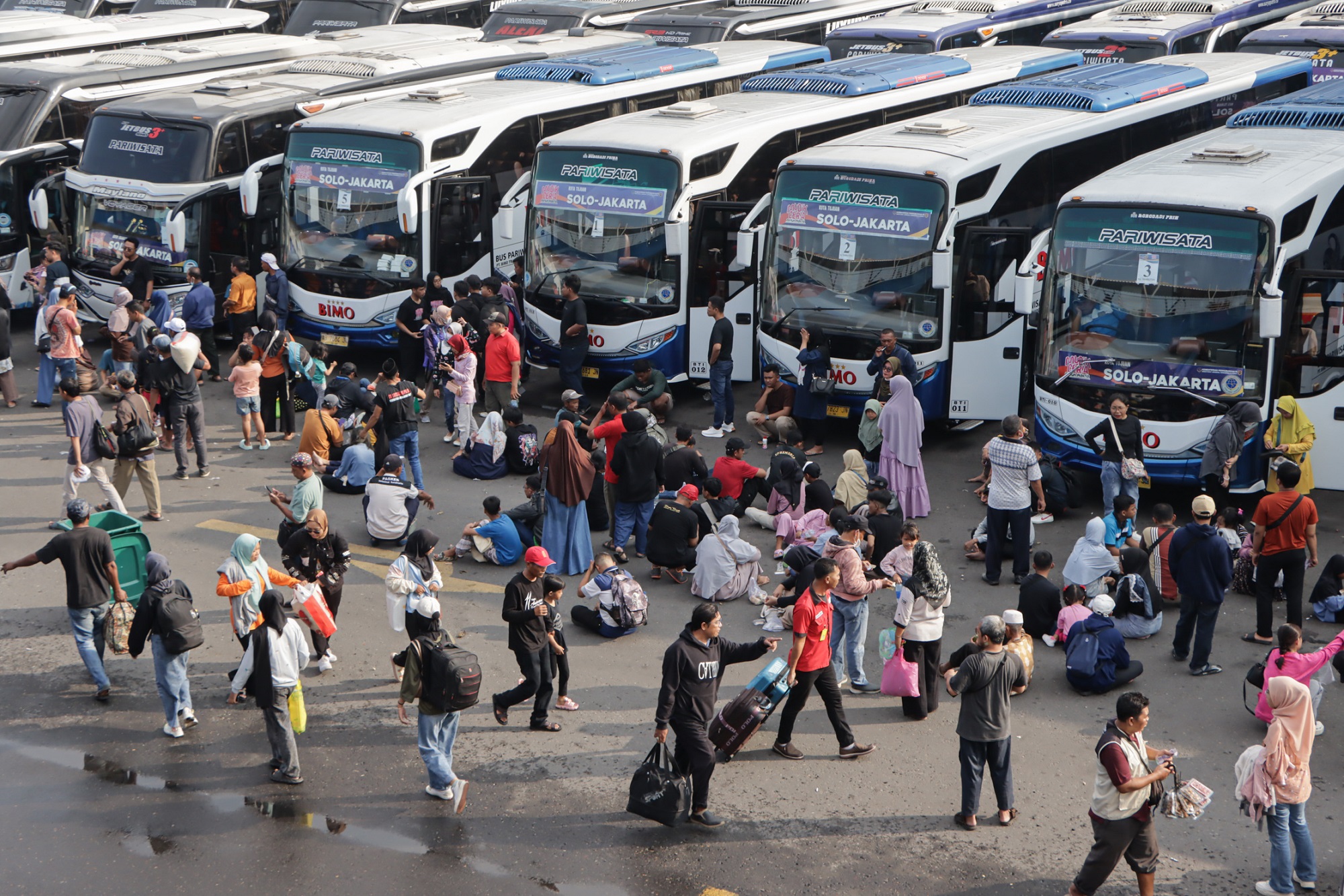 Peserta mudik gratis memadati Terminal Tirtonadi pada Lebaran lalu. (M Ihsan/Radar Solo)