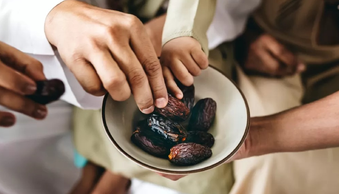 Ilustrasi buka puasa dengan kurma.