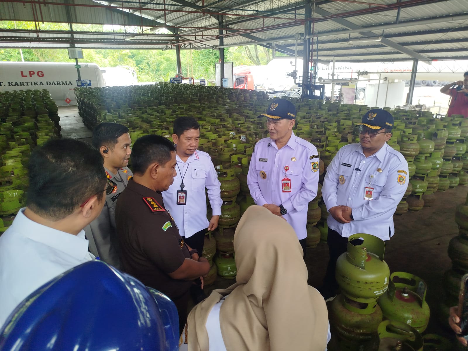 Pengecekan gas elpiji dan bahan pokok penting oleh unsur Forkompimda Wonogiri.