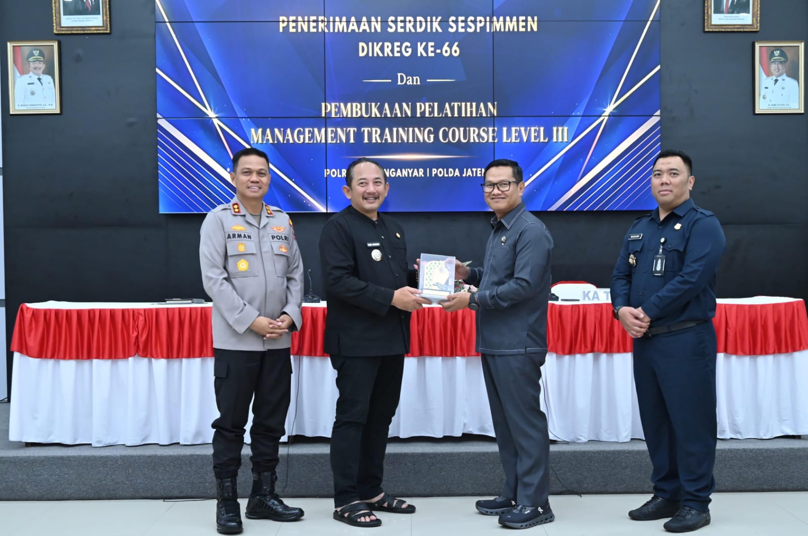 Bupati Karanganyar Rober Chsitanto menyambut kedatangan peserta Sekolah Staf dan Pimpinan Tinggi (Sespimti) Polri, Kamis (26/2/2026). (Rudi Hartono/Radar Solo)
