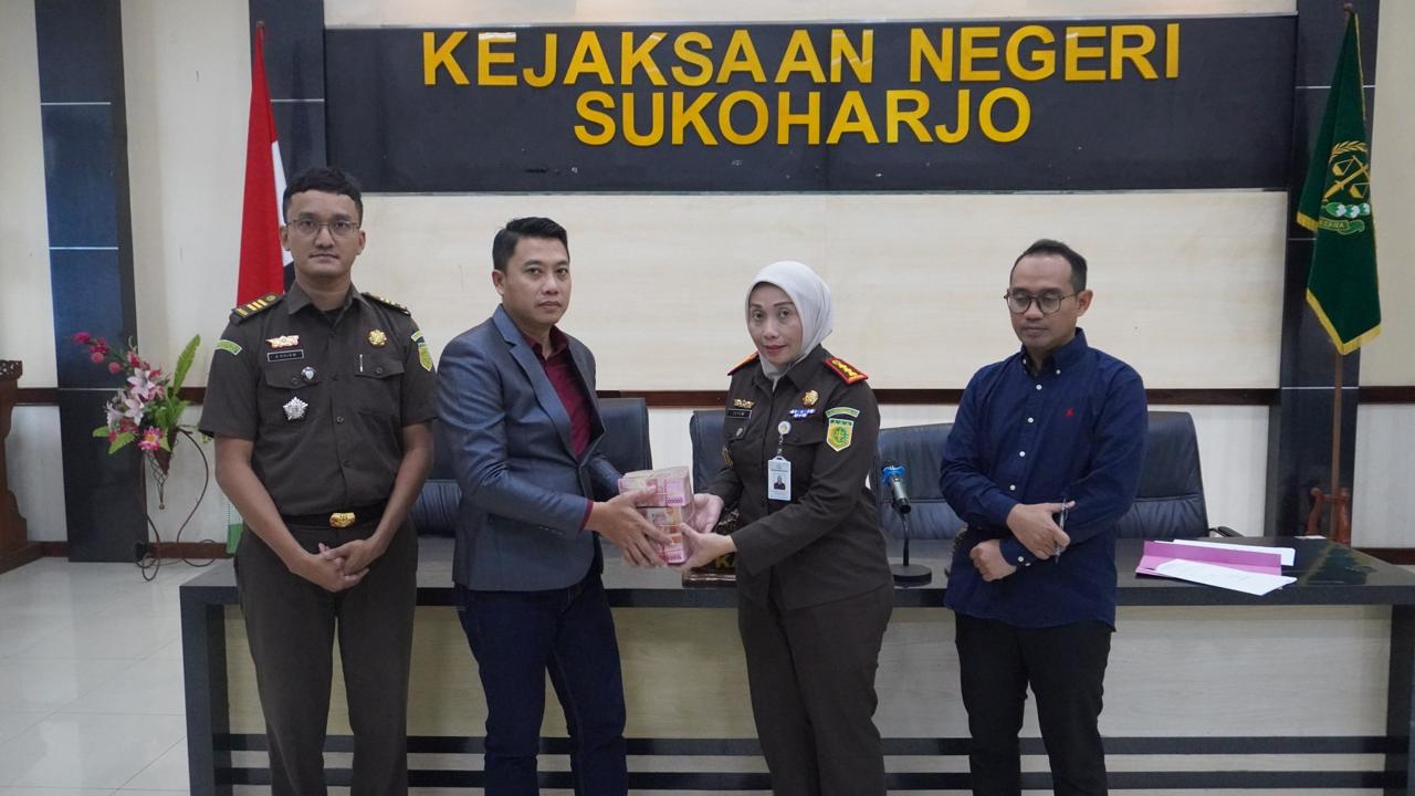 Penasihat hukum terpidana korupsi Bank BRI serahkan uang pembayaran pengganti perkara Rp 300 juta di aula kantor Kejari Sukoharjo, Kamis (26/2).