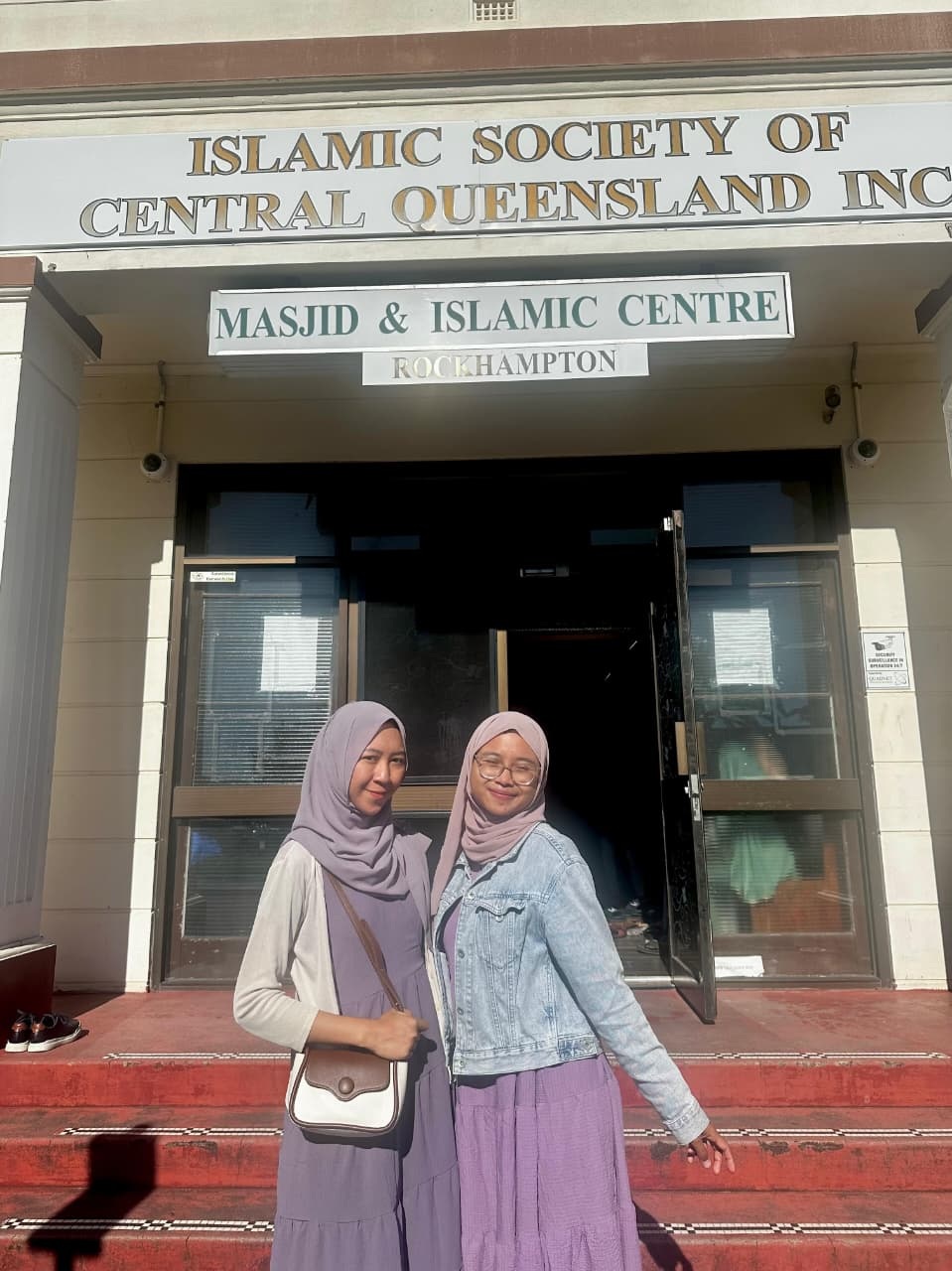 TEGAR: Alvira Andriyani (kiri) di Islamic Center sekaligus Masjid di Australia.