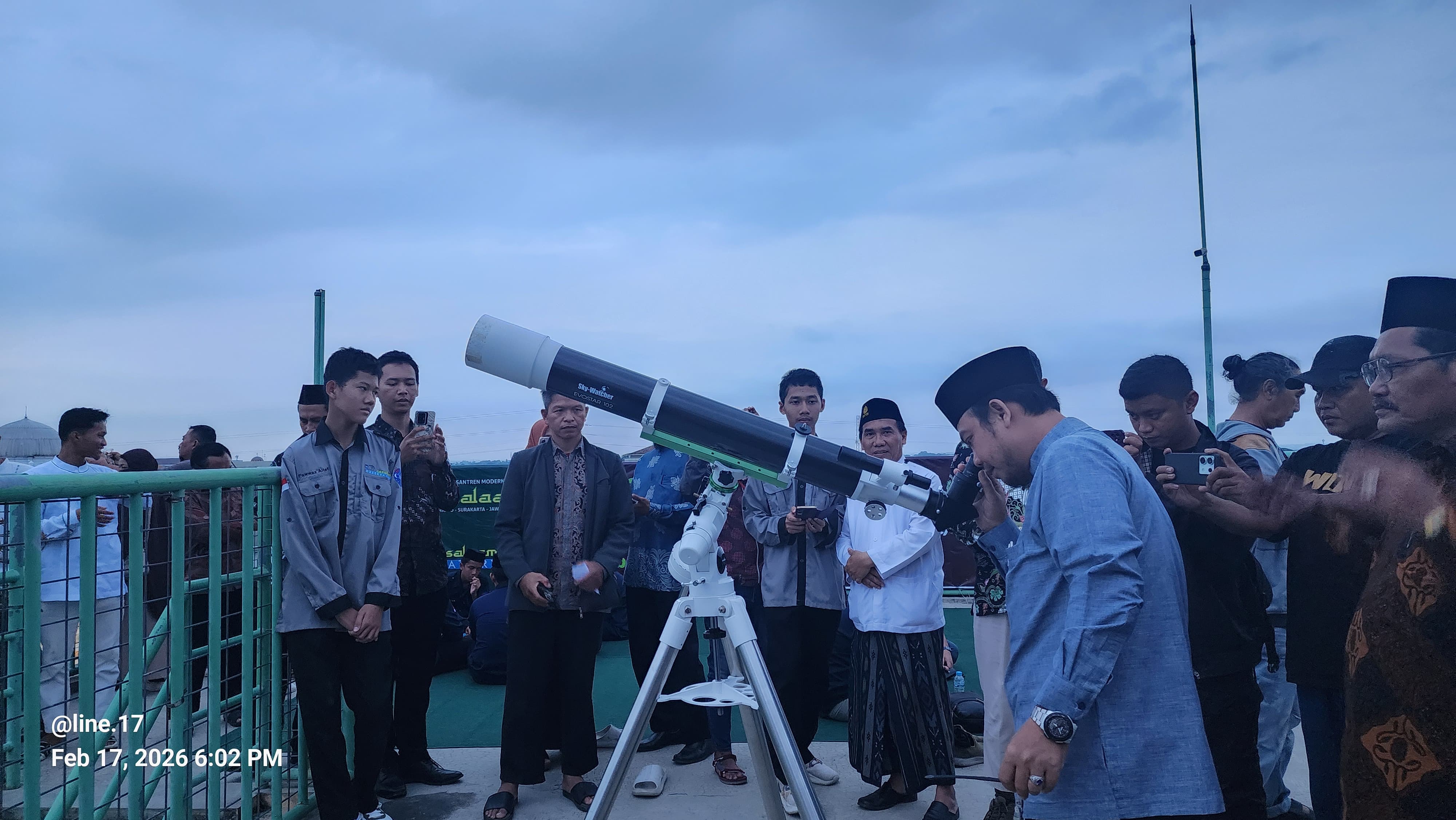 Pengamatan benda langit dengan teropong milik Pusat Astronomi Assalaam (CASA). 