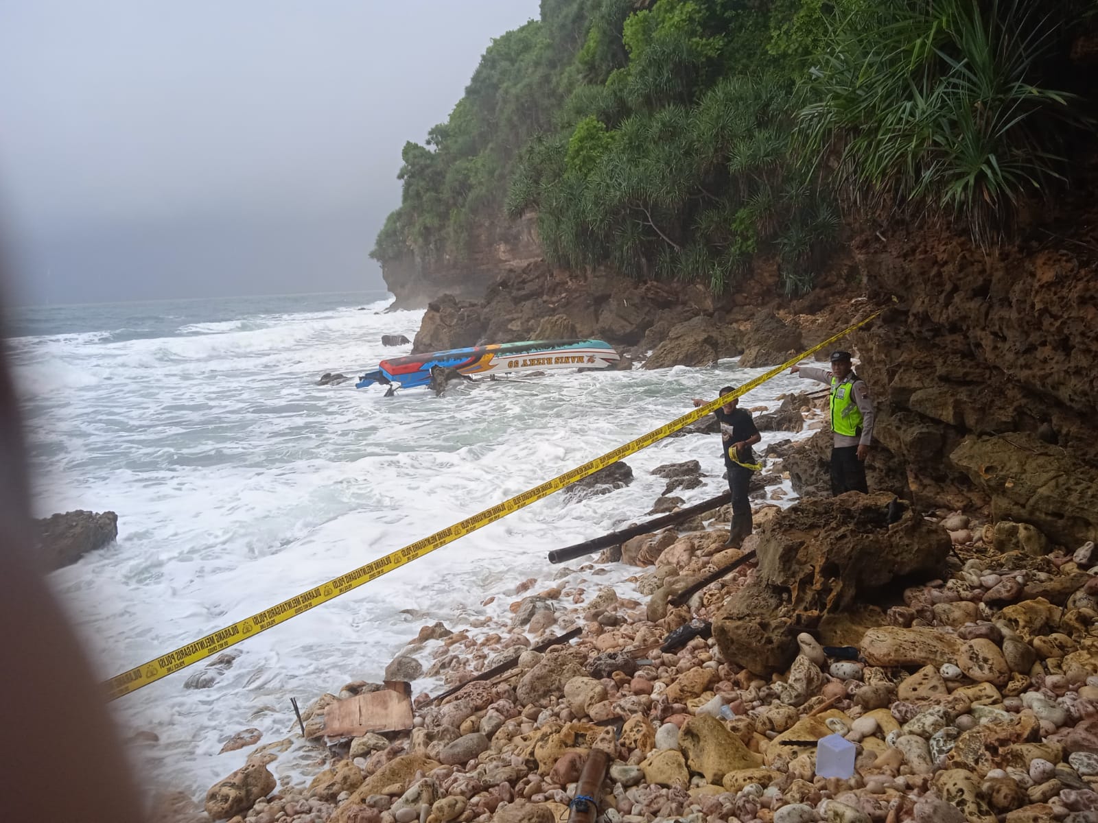 Kapal nelayan yang ditemukan dalam kondisi terbalik di Pantai Watumandi, Paranggupito, Wonogiri, Jumat (27/2/2026)