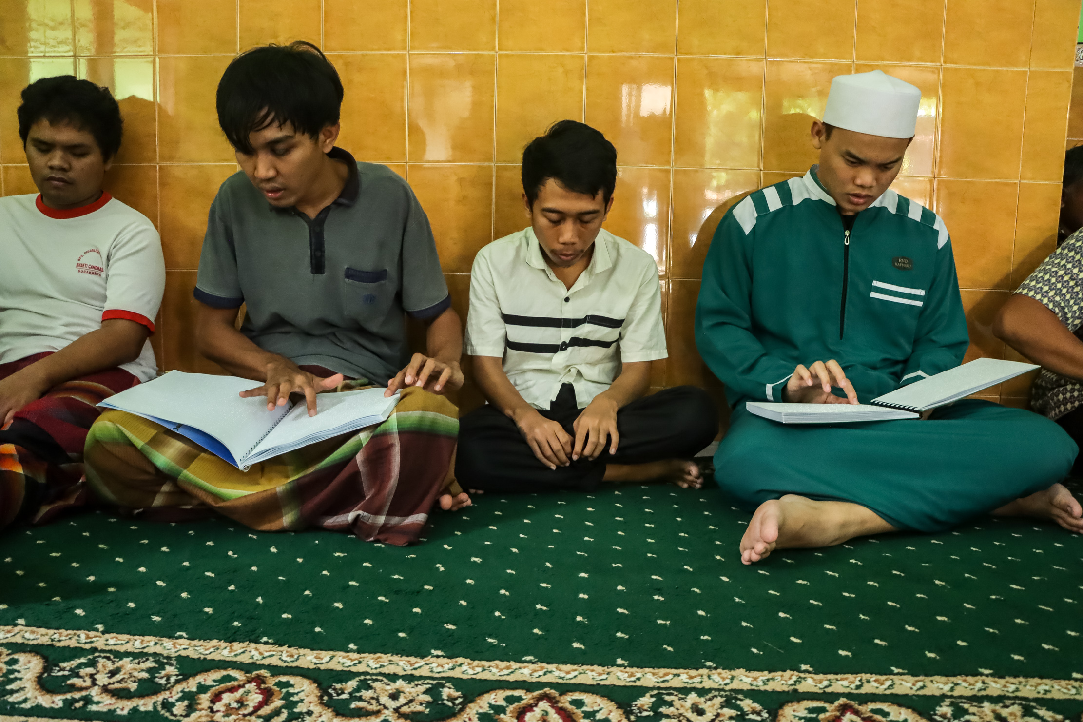 Para tuna netra di Rumah Pelayanan Sosial Bhakti Candrasa Solo belajar membaca Alquran Braille, Kamis kemarin (26/2). (M. Ihsan/Radar Solo)  