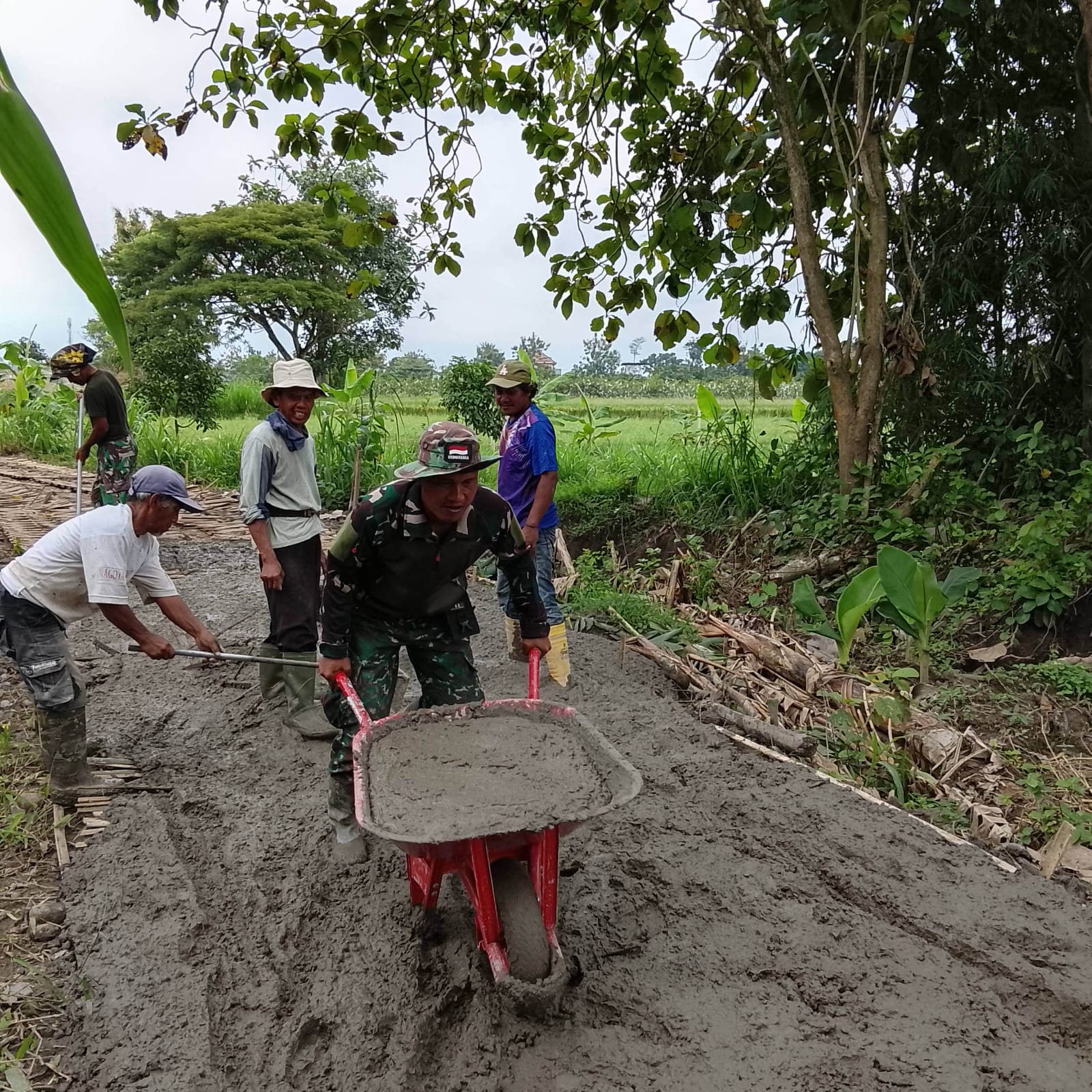Dokumentasi Kodim 0723/Klaten Pelaksanaan betonisasi jalan pertanian dalam program TMMD Sengkuyung Tahap I di Desa Pandes, Kecamatan Wedi, Klaten.