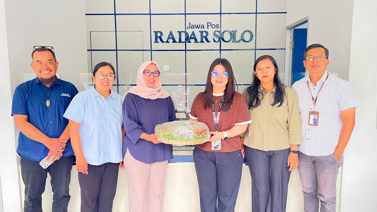 Pavita Wahyuni Tandiharjo, selaku Corporate Communication Analyst Astra Motor Jateng saat menyambangi kantor Radar Solo.