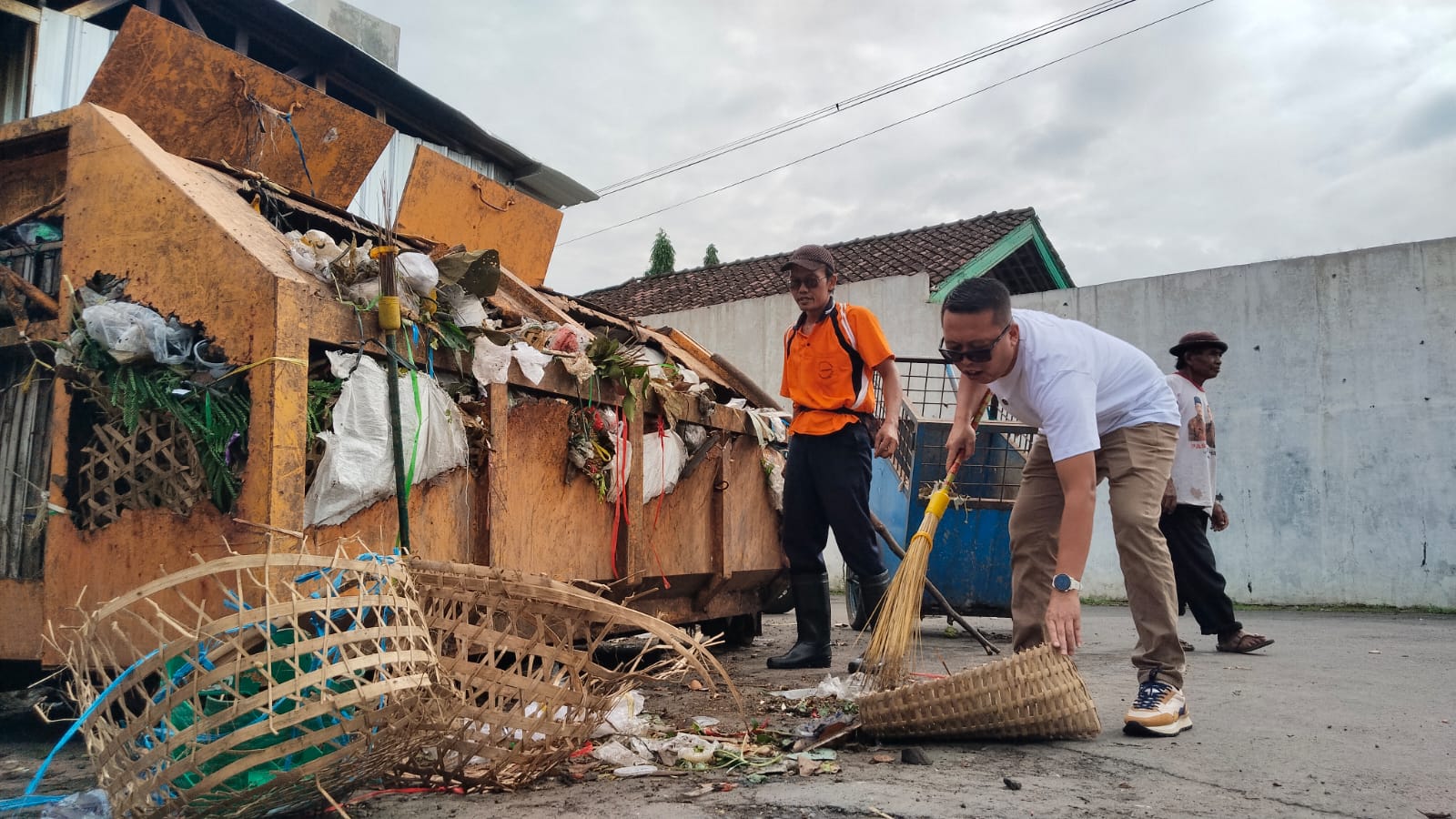Wakil Bupati Karanganyar Adhe Eliana ikut membersihkan sampah di Pasar Tegalgede, Karanganyar, Jumat (27/2/2026). (Rudi Hartono/Radar Solo)