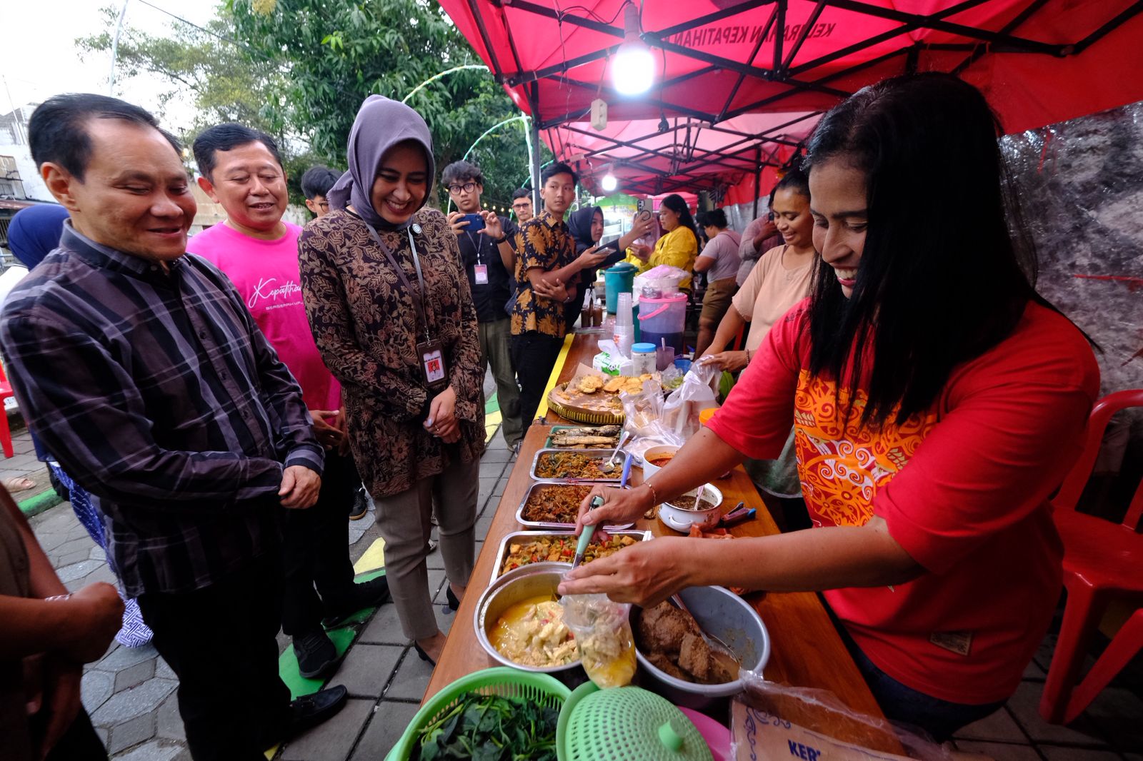 Wawali Solo Astrid Widayani dan Pendeta Tanto Setiawan kunjungi Festival Kuliner yang diinisiasi lintas agama. (Humas Pemkot Solo)