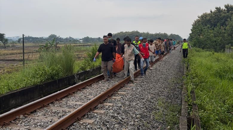 Relawan mengevakuasi wanita tanpa identitas di jalur KA Semarang-Solo, Kecamatan Miri, Sragen, Selasa (27/2/2026). (Ahmad Khairudin/Radar Solo)