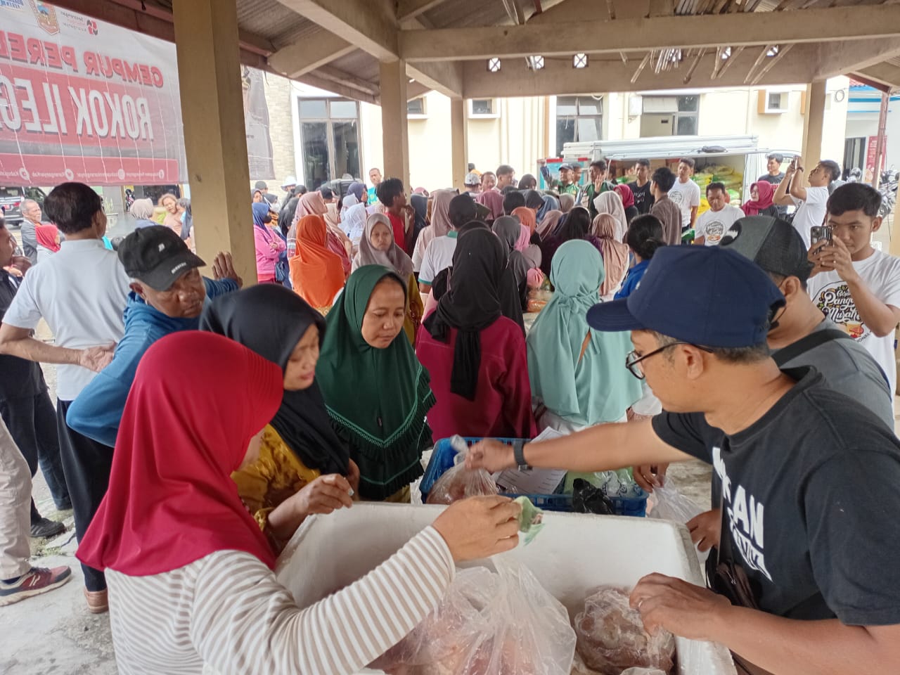 Puluhan warga antre untuk mendapatkan sembako di Gerakan Pangan Murah di Kecamatan Mojogedang, Karanganyar, Jumat (27/2/2026). (Rudi Hartono/Radar Solo)