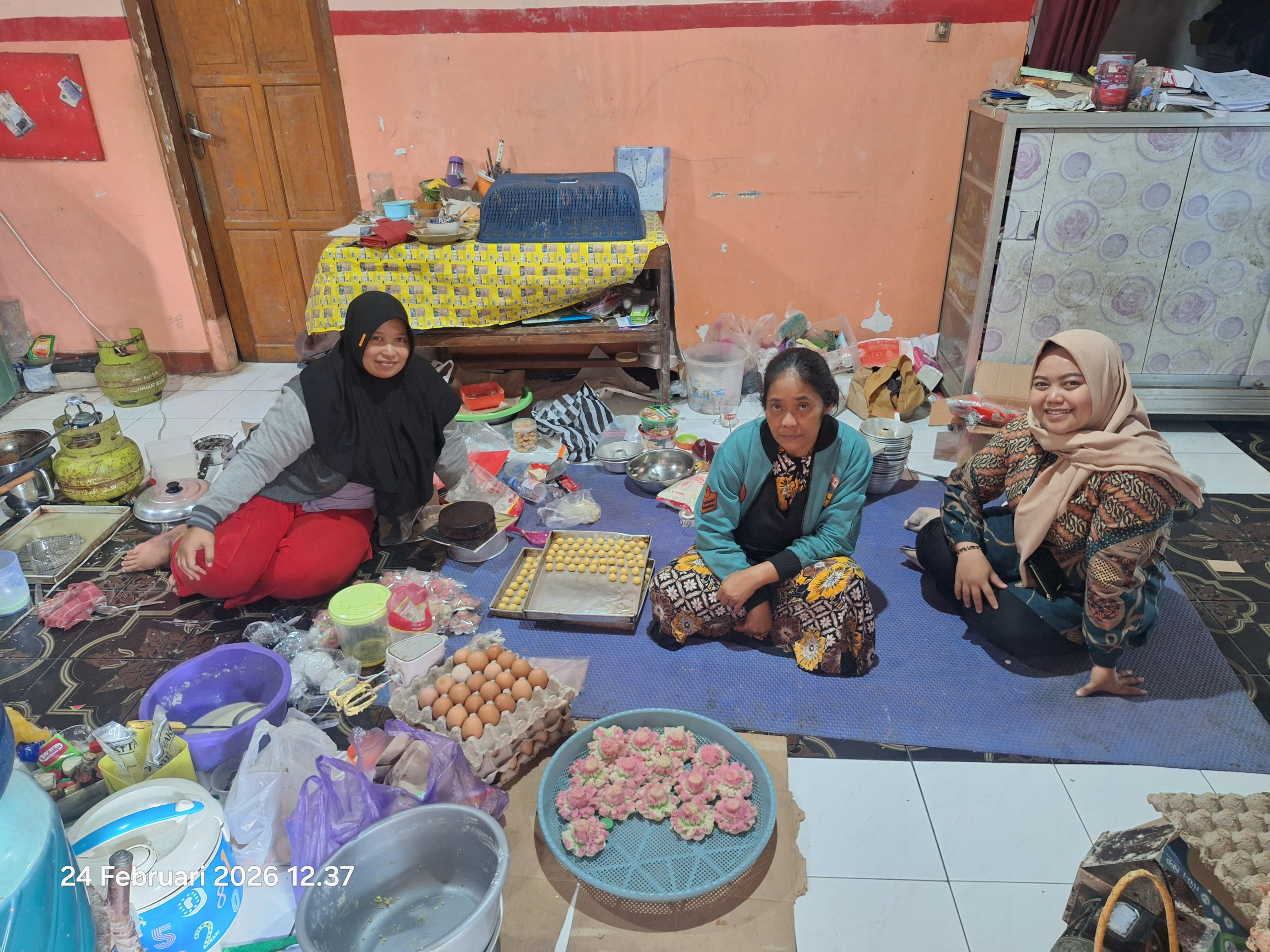 Nasabah PNM Mekaar Bandar Pacitan, yang memulai usaha kue rumahan dari dapur sederhana.
