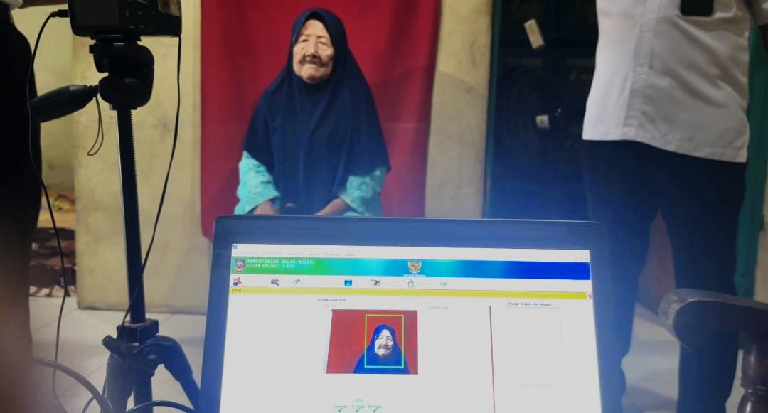 Program Melaku Disalami yang merupakan inovasi Pemerintah Kecamatan Sumberlawang mempermudah pendataan Adminduk bagi lanjut usia.