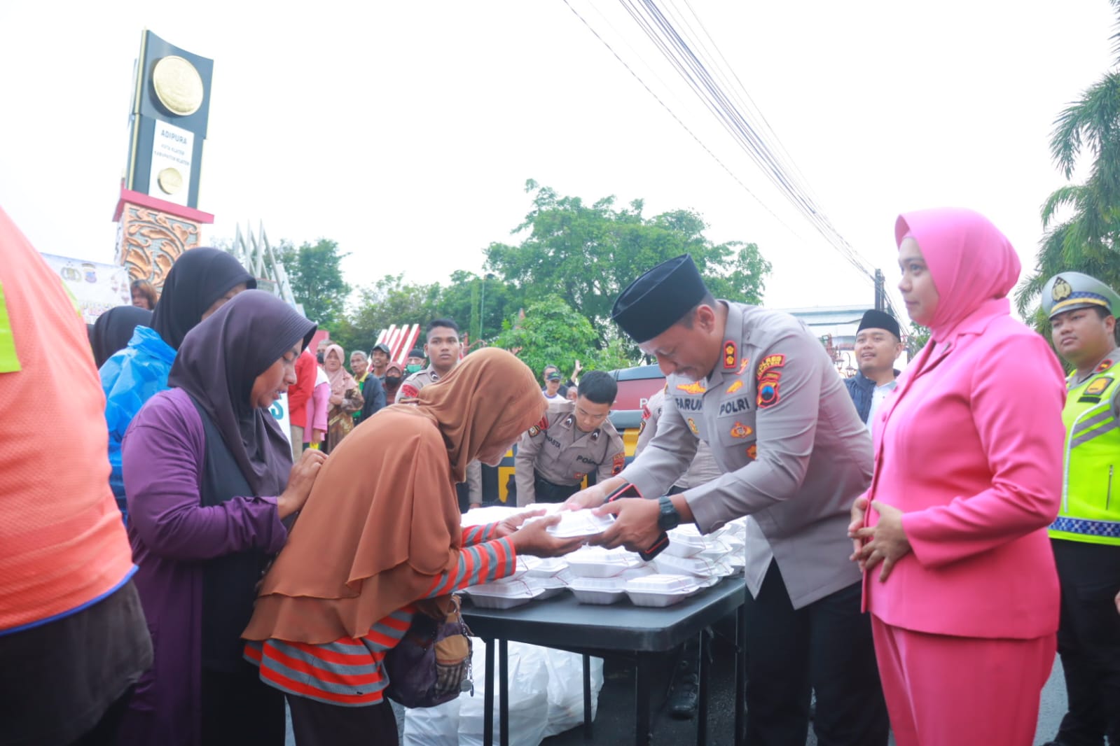 Pembagian paket berbuka puasa secara gratis oleh Kapolres Klaten dan jajaran  di Alun-alun Klaten.