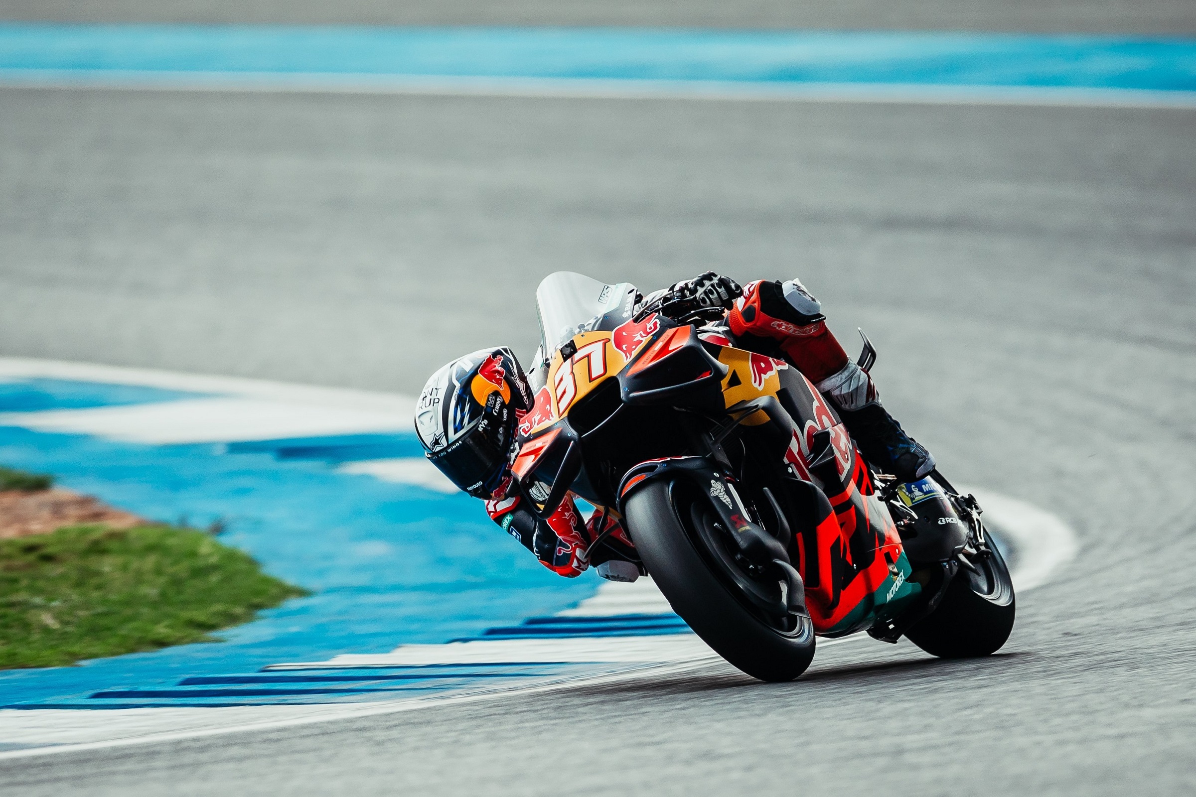 Hasil Sprint Race MotoGP Thailand 2026: Marc Marquez dihukum di lap akhir, Pedro Acosta sukses raih kemenangan dramatis di Buriram.