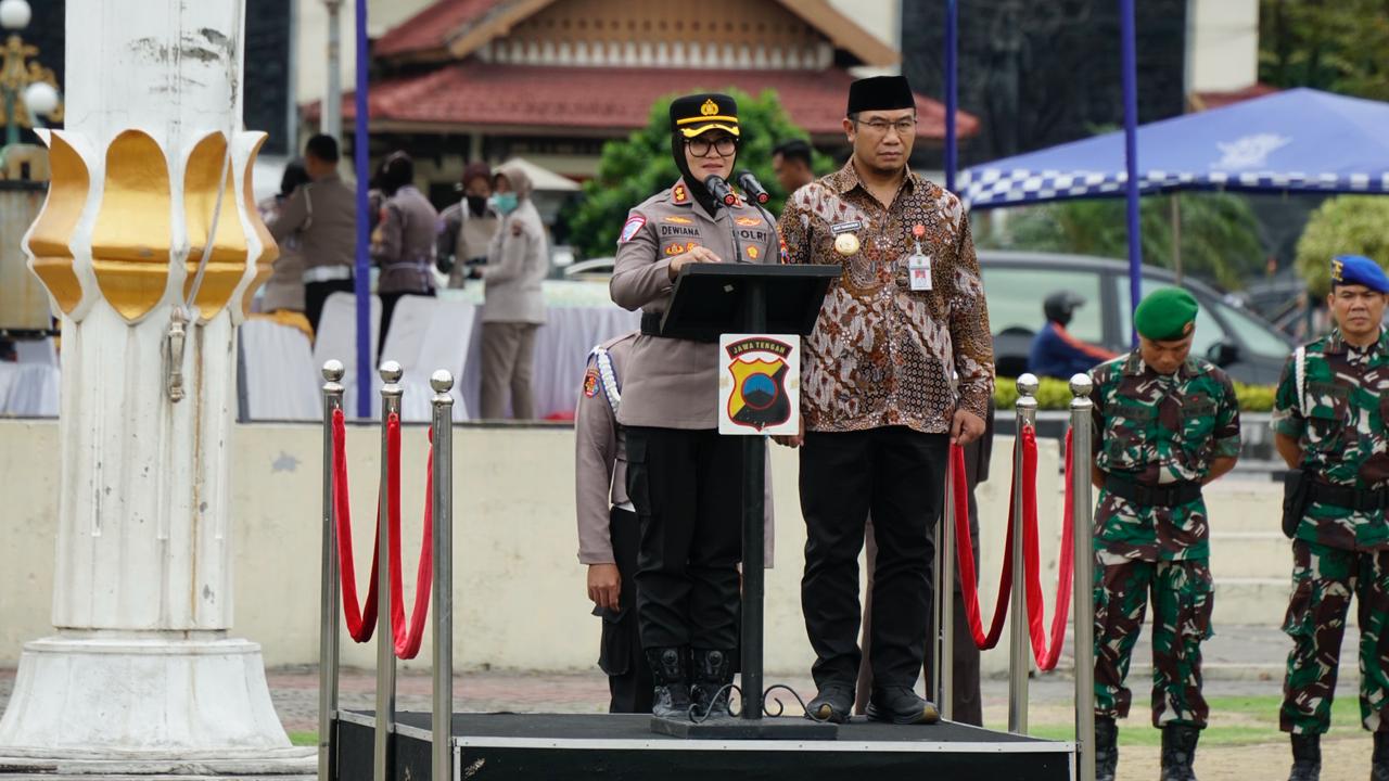 Kapolres Sragen AKBP Dewiana Syamsu Indyasari (kiri) memimpin apel Siaga Kamtibmas menyambut Ramadhan 1447 H, Jumat (27/2/2026). (Ahmad Khairudin/Radar Solo) 