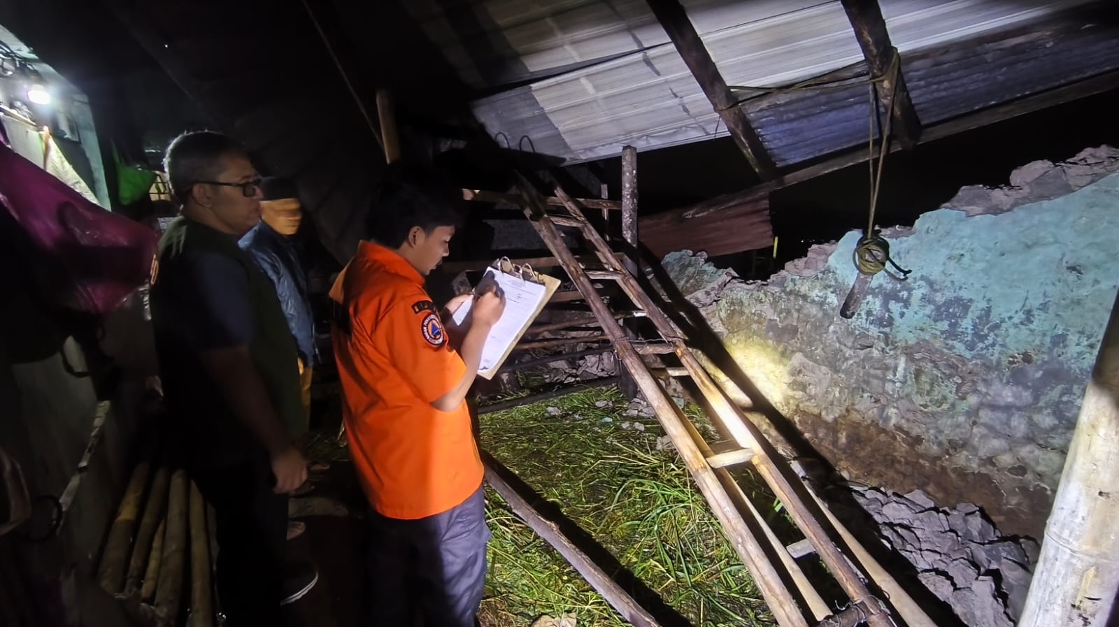 BPBD Karanganyar mendata rumah longsor di Dusun Blumbang Kidul RT 06/02, Desa Blumbang, Kecamatan Tawangmangu, Karanganyar, Jumat (27/2/2026). (Rudi Hartono/Radar Solo) 
