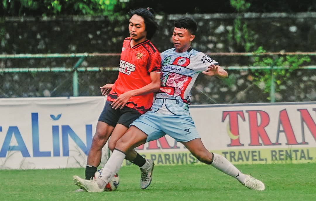 LAGA PERSAHABATAN: Persiharjo Sukoharjo jalani uji coba dengan PS Mars All Star di Stadion Gelora Merdeka, Sabtu sore (28/2).
