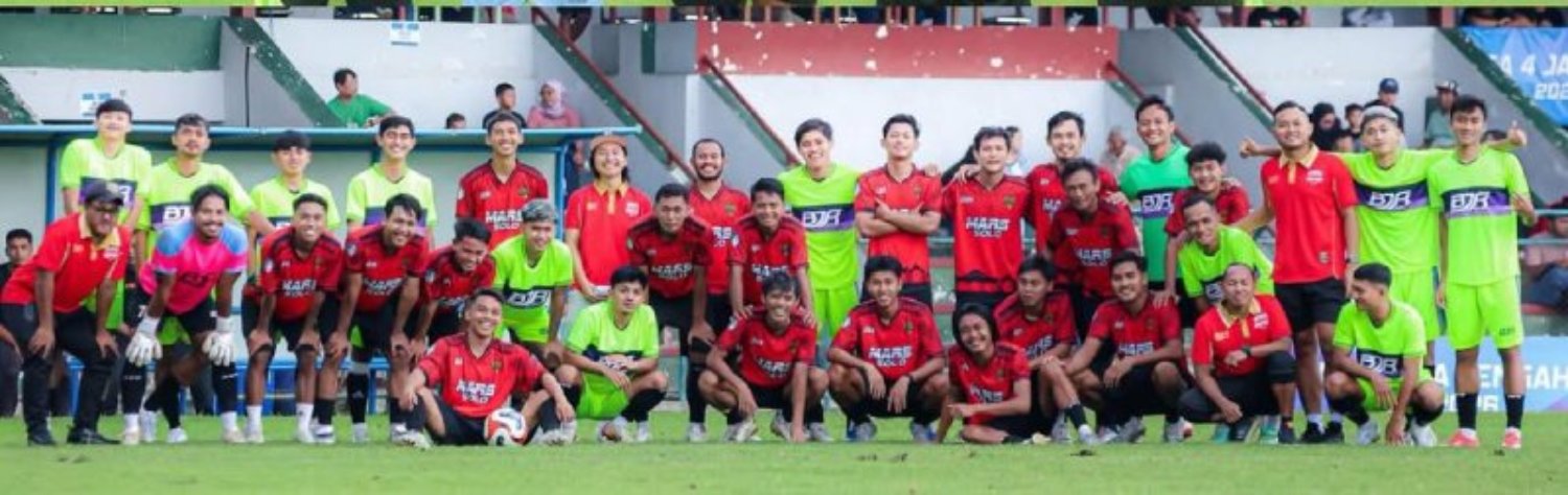 LAGA PERSAHABATAN: Pemain Persiharjo Sukoharjo bersama PS Mars All Star usai uji coba.