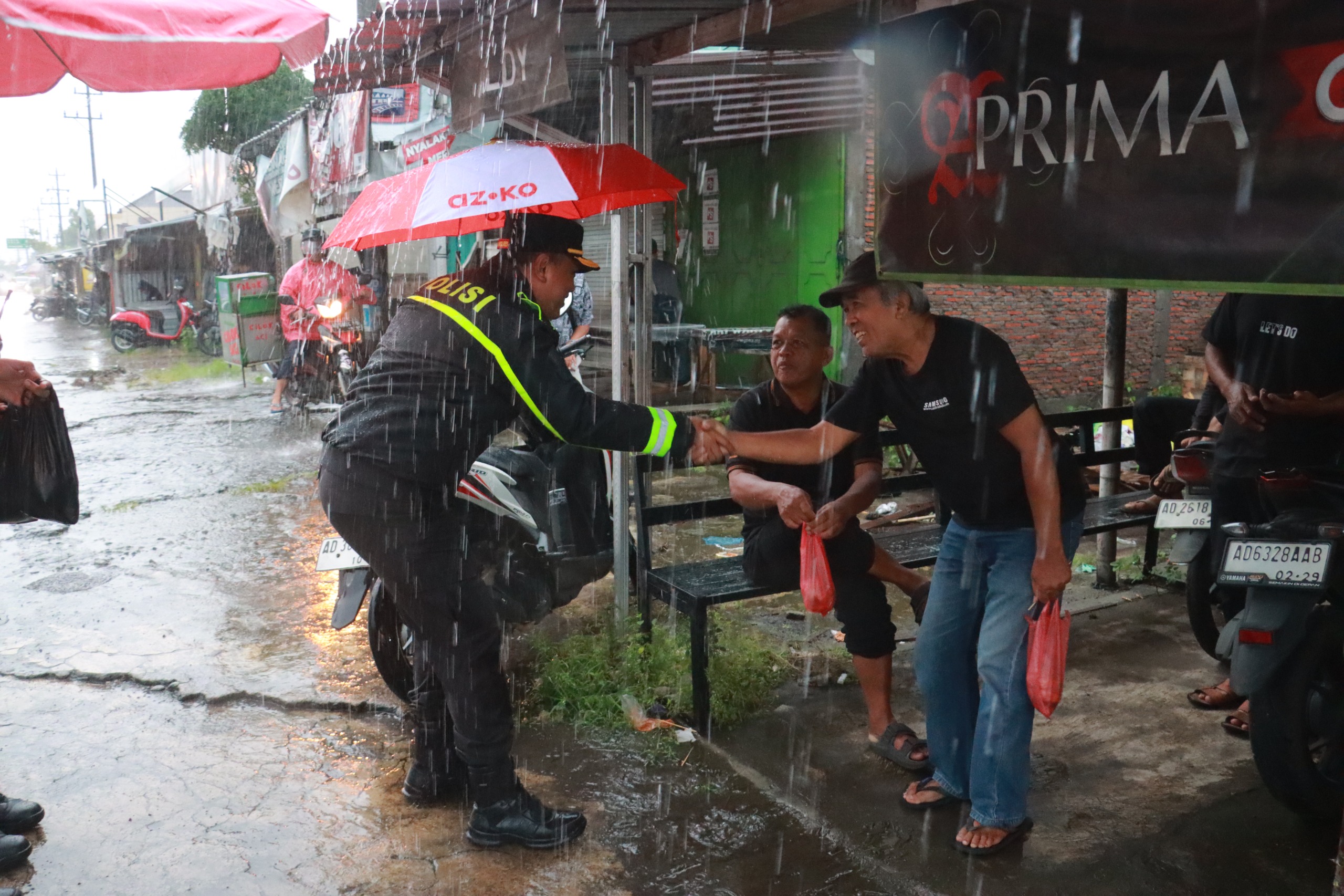 Kapolres Sukoharjo AKBP Anggaito Hadi Prabowo pimpin pengamanandan bagikan takjil saat doa bersama eks buruh Sritex, Sabtu (28/2).