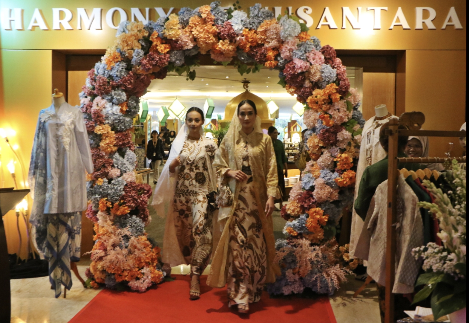 Fashion show dalam event Sogan Bloom in Modesty, hasil kolaborasi The Sunan Hotel Solo dan Batik Riana Kesuma. 