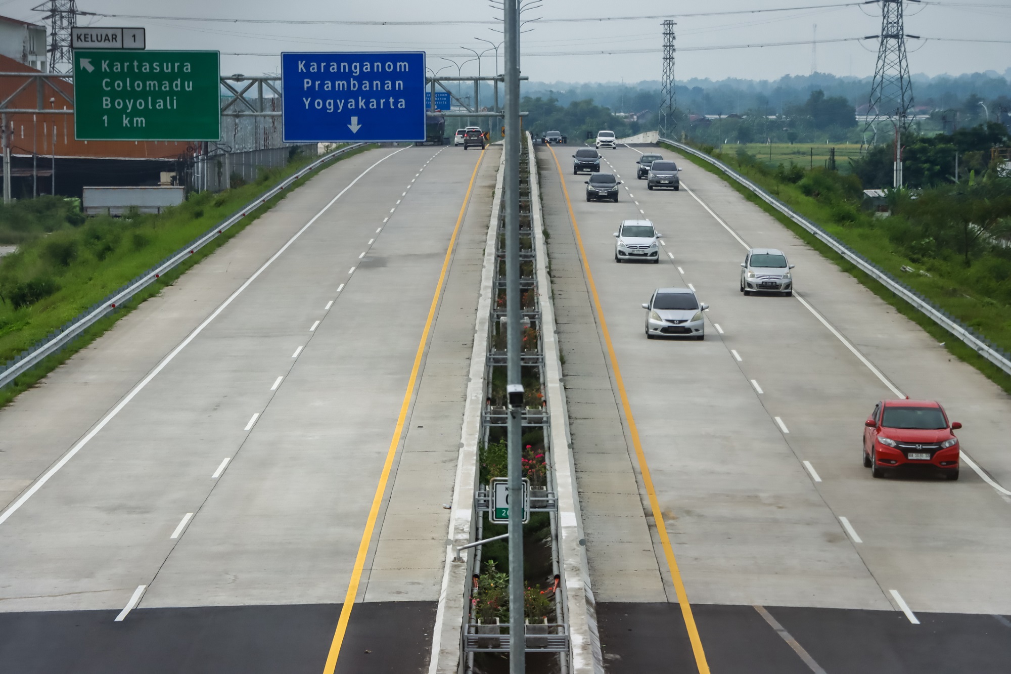 Jalur tol menjadi favorit bagi pemudik dengan kendaraan pribadi. (M Ihsan/Radar Solo)