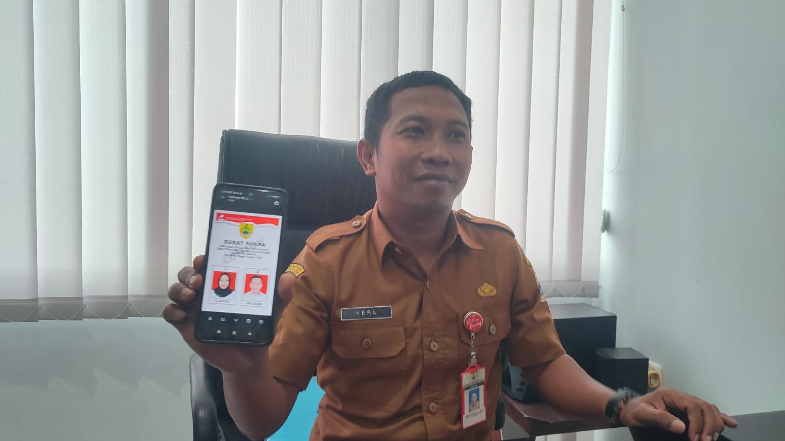 Kabid Penataan dan Pembinaan Administrasi Desa Dinas PMD Sragen Heru Cahyono menunjukkan persiapan pilkades PAW. (Ahmad Khairudin/Radar Solo)