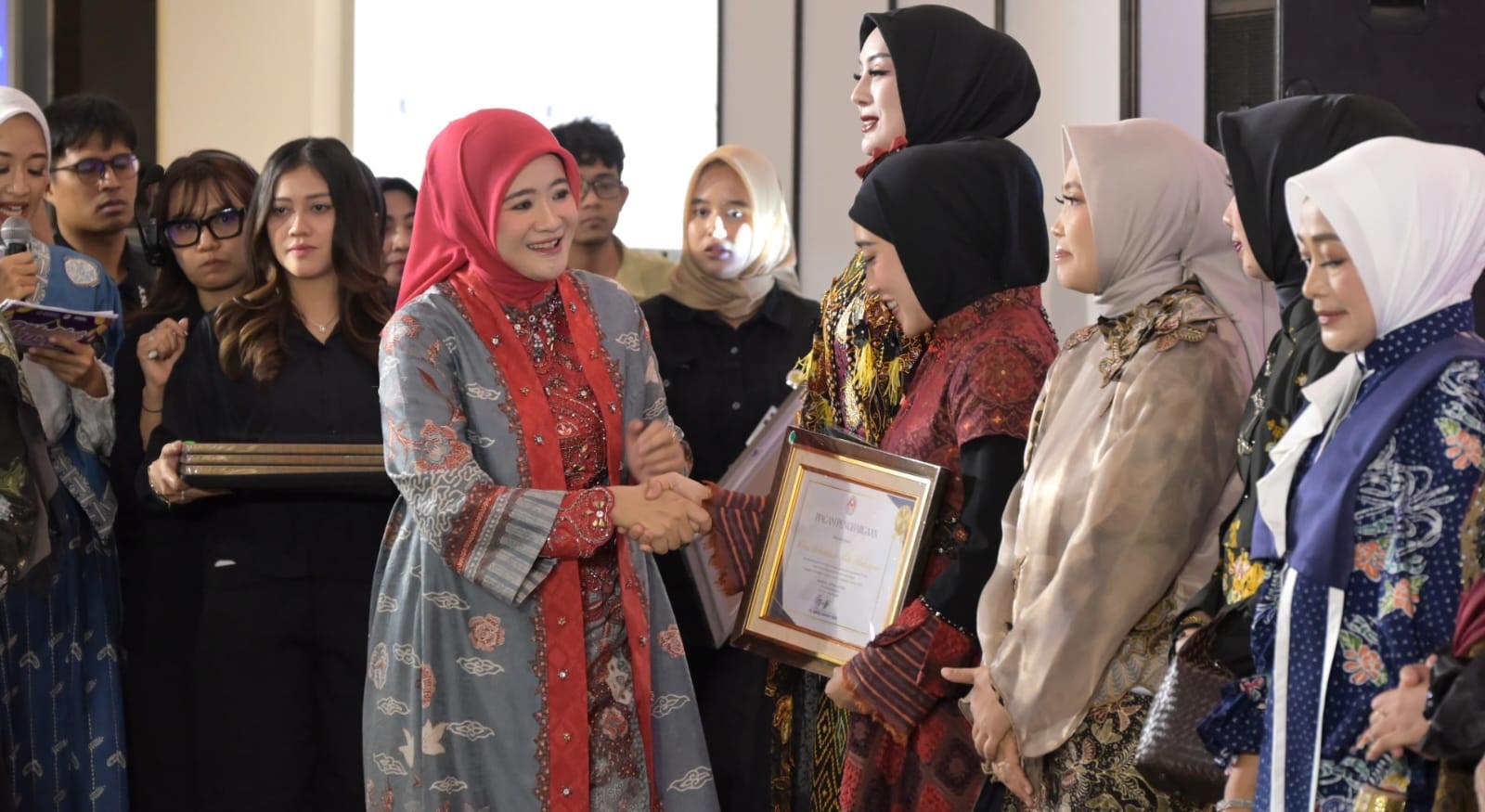Ketua Dekranasda Karanganyar Farida Rober Christanto menerima penghargaan di D&rsquo;Modifest 2026 di Atrium The Park Semarang. (Dokumentasi Diskominfo Karanganyar)