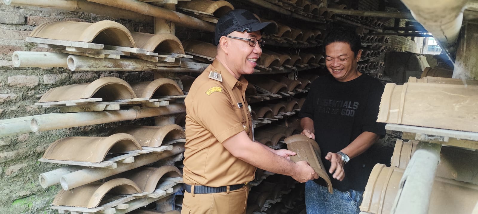 Perajin genteng di Sukoharjo berharap program gentengisasi bisa angkat produksi mereka. (Iwan Kawul/Radar Solo)