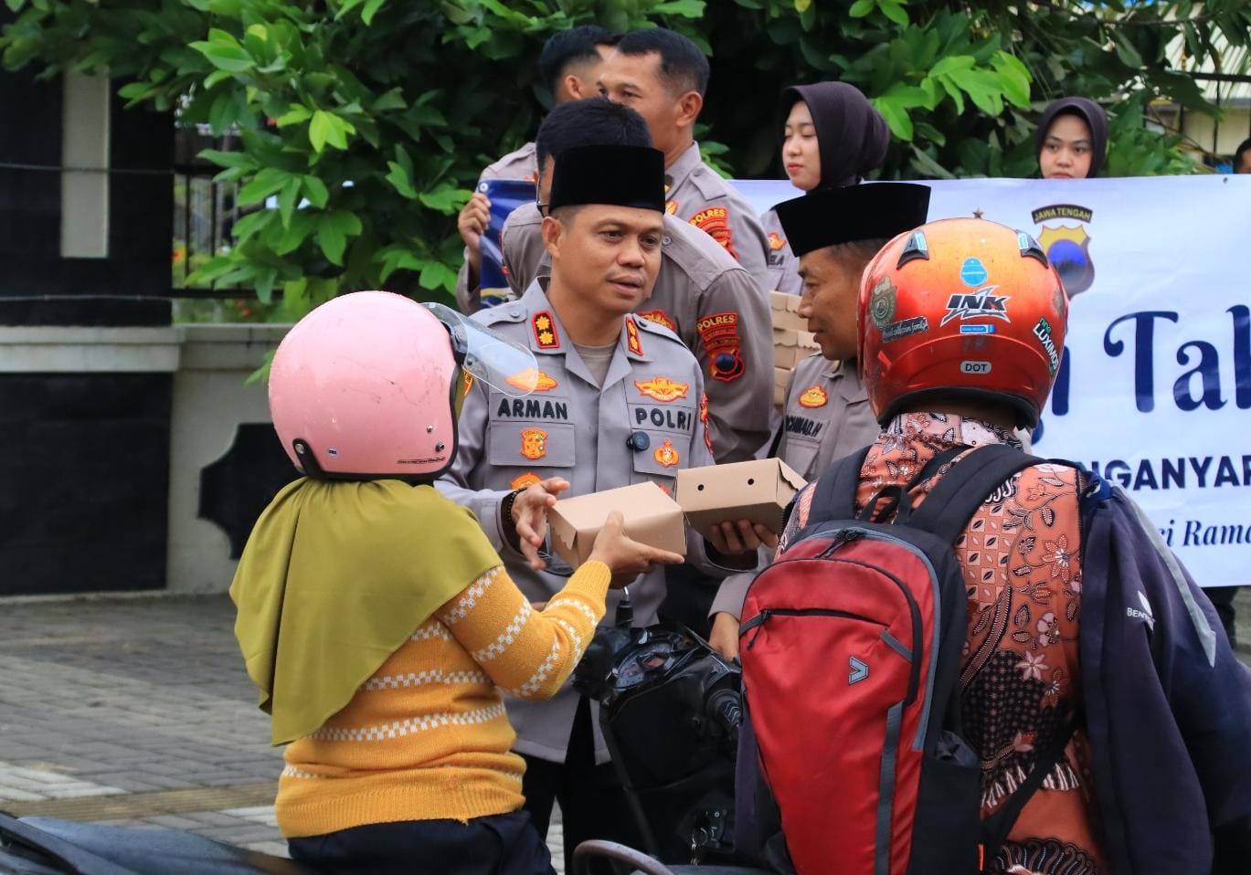 Kapolres Karanganyar AKBP Arman Sahti memimpin pembagian takjil gratis Polres Karanganyar di Jalan Lawu depan mapolres, Sabtu (28/2/2026). (Rudi Hartono/Radar Solo)