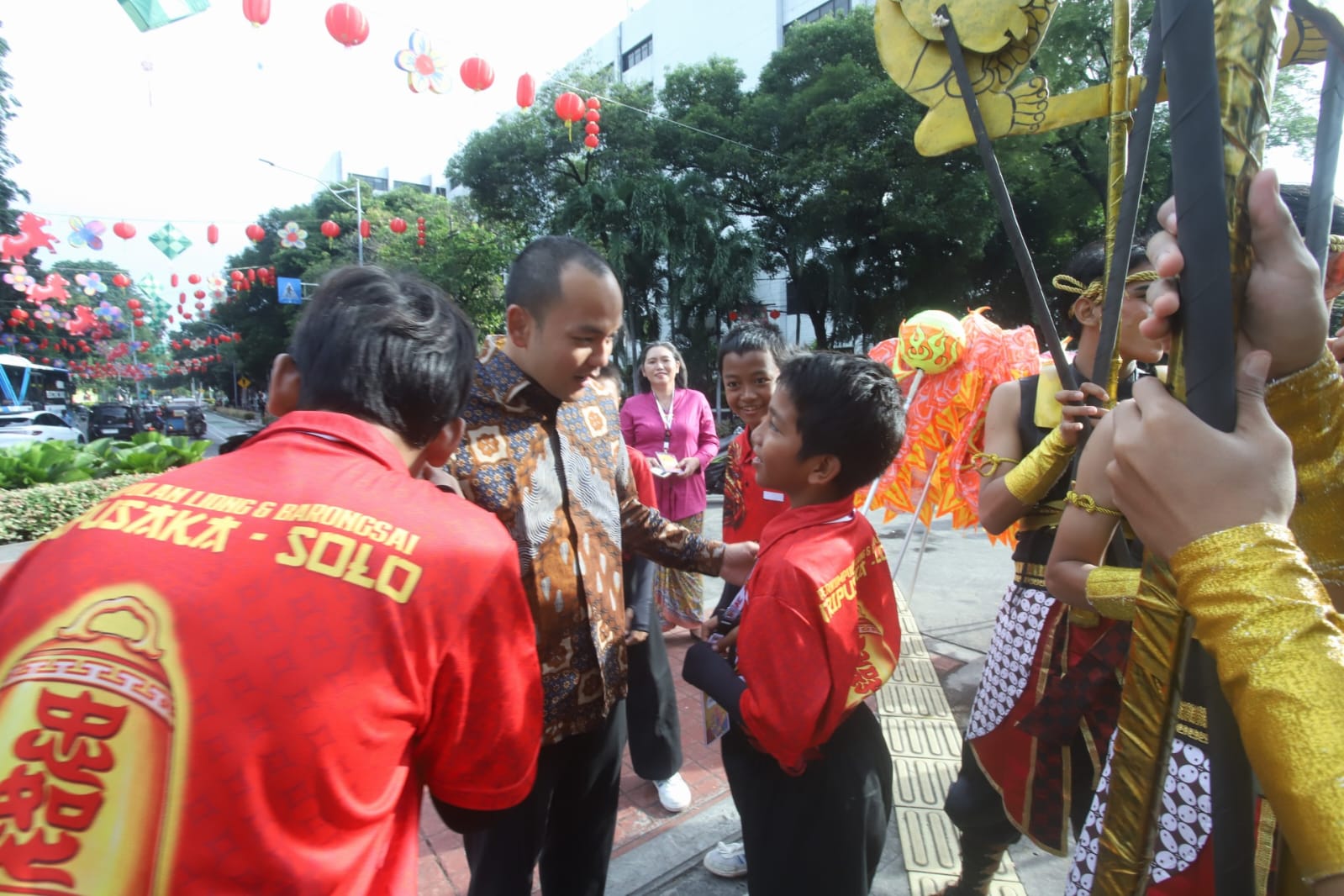Wali Kota Solo Respati Ardi berinteraksi dengan pemain cilik barongsai di Harmoni Imlek Nusantara. (Silvester Kurniawan/Radar Solo)