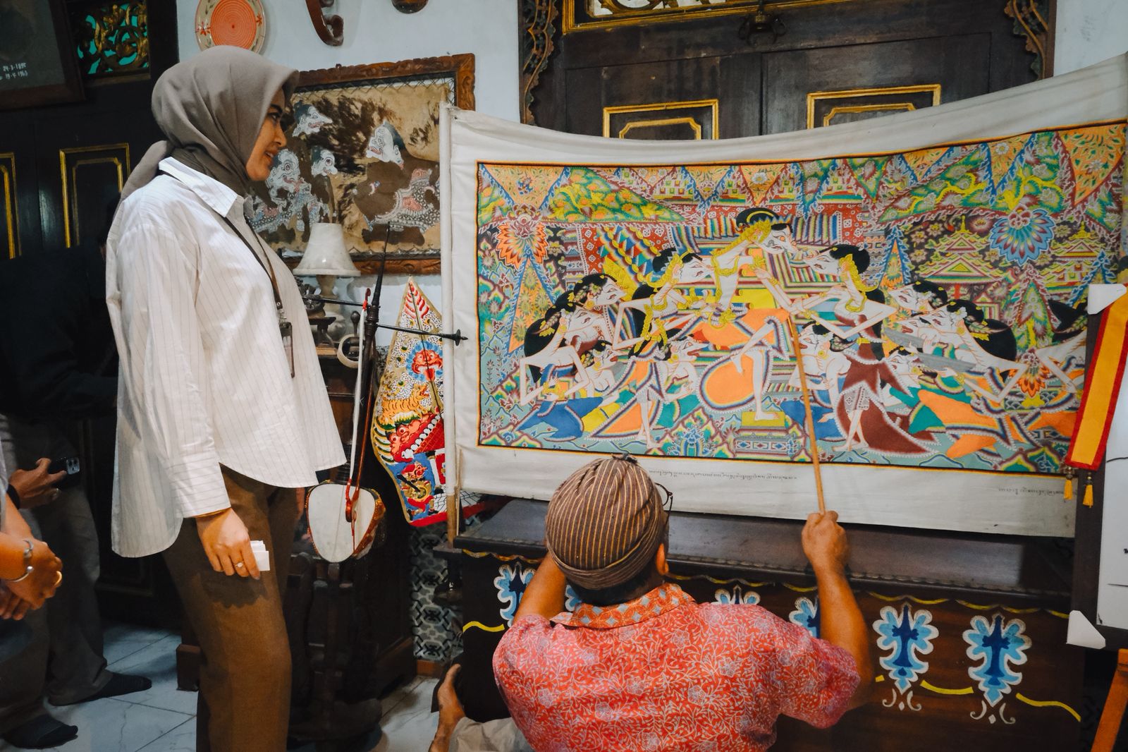 Wakil Wali Kota Solo Astrid Widayani sambangi Ndalem Atmo Supomo untuk melihat seniman wayang beber. (Humas Pemkot Solo)