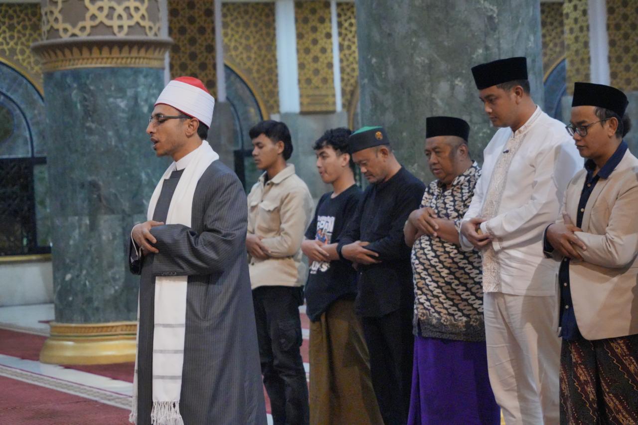 Bupati Klaten Hamenang Wajar Ismoyo mengikuti salat tarawih yang dipimpin langsung imaM besar asal Timur Tengah beberapa waktu lalu.