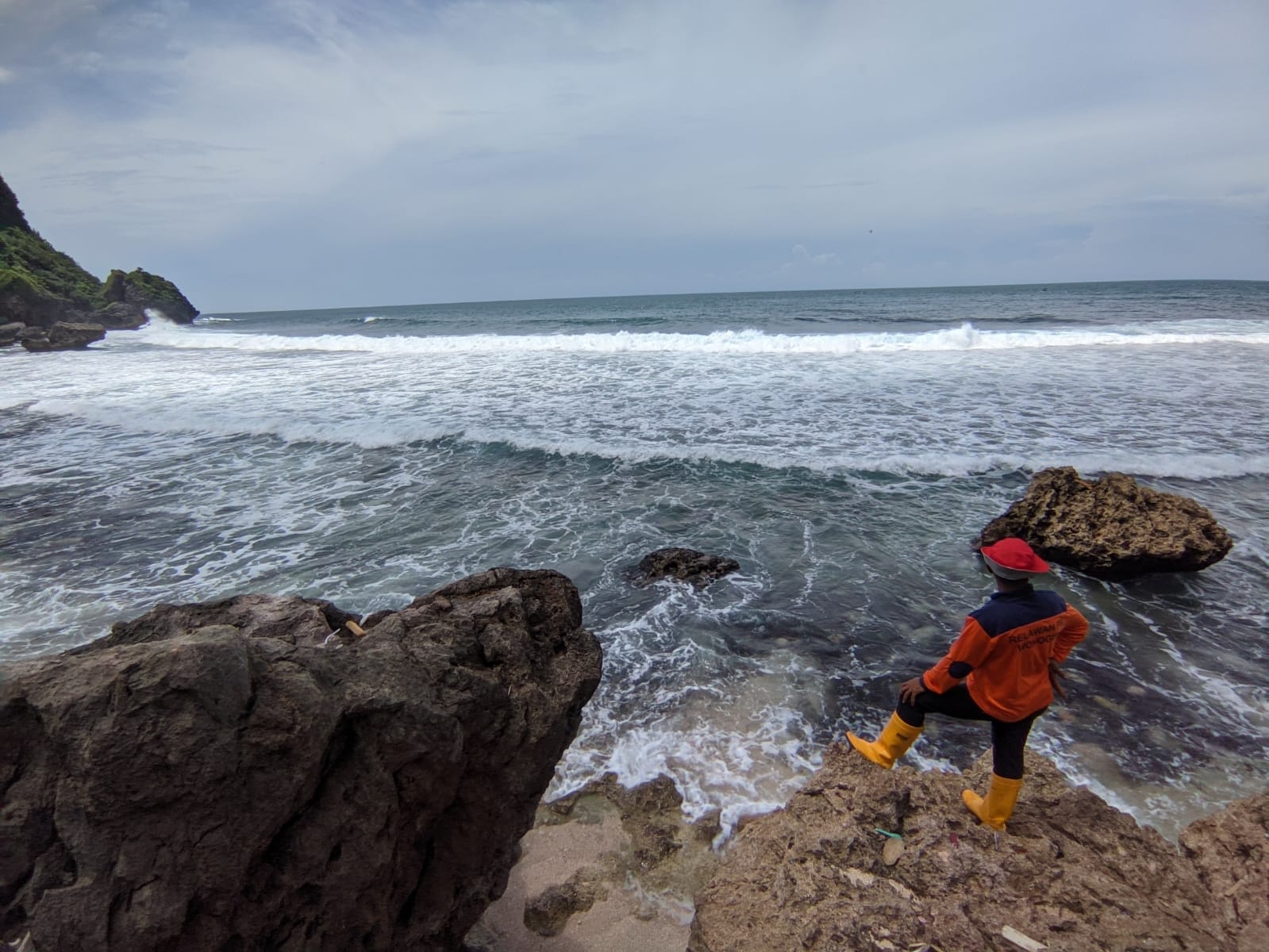 Tim gabungan dari Wonogiri melakukan pemantauan di Pantai Kalimerah, Minggu (1/3/2026).