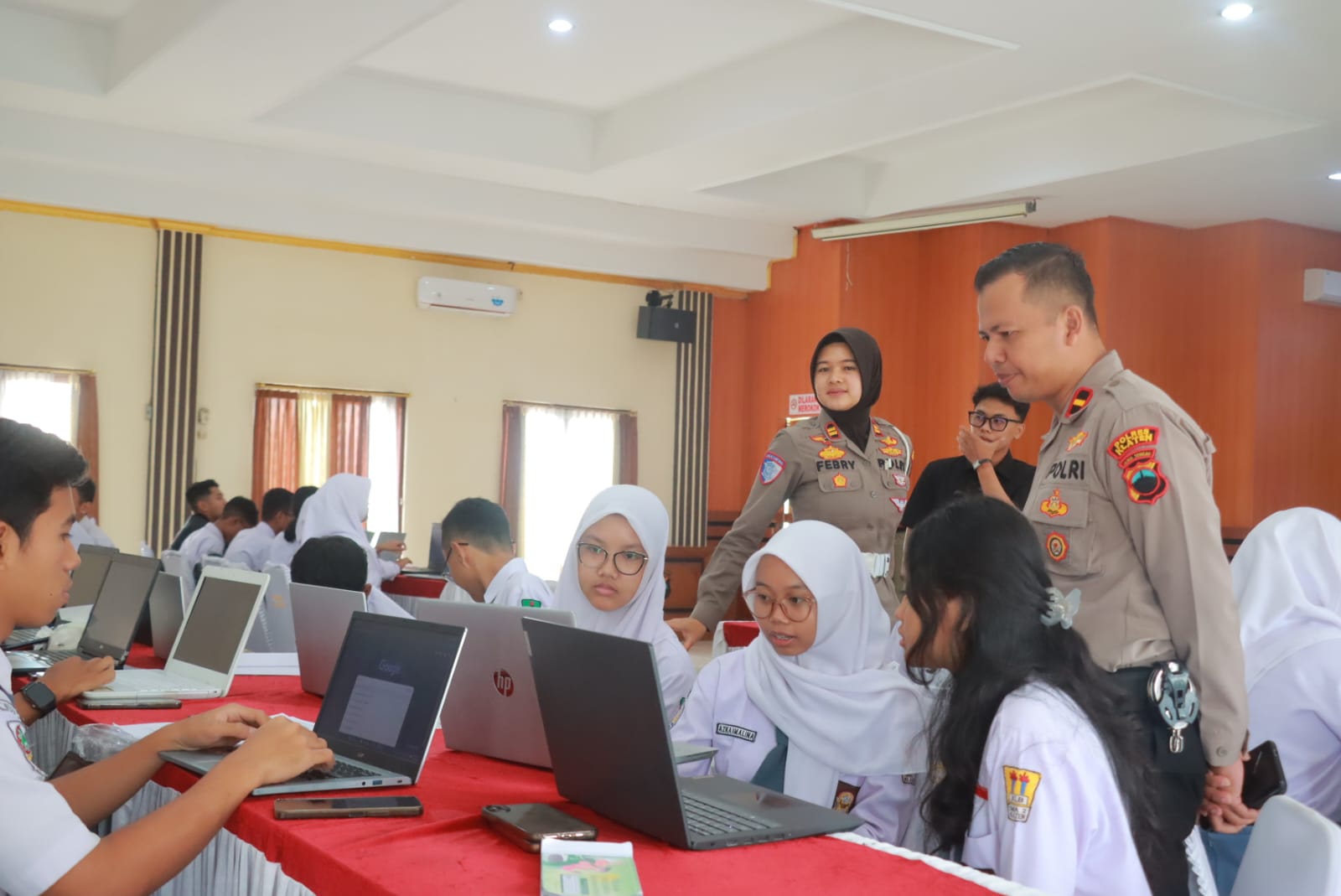 Polres Klaten gandeng Masyarakat Anti Fitnah Indonesia (Mafindo) gelar pelatihan "AI Ready ASEAN" di Aula Satya Haprabu Polres Klaten.