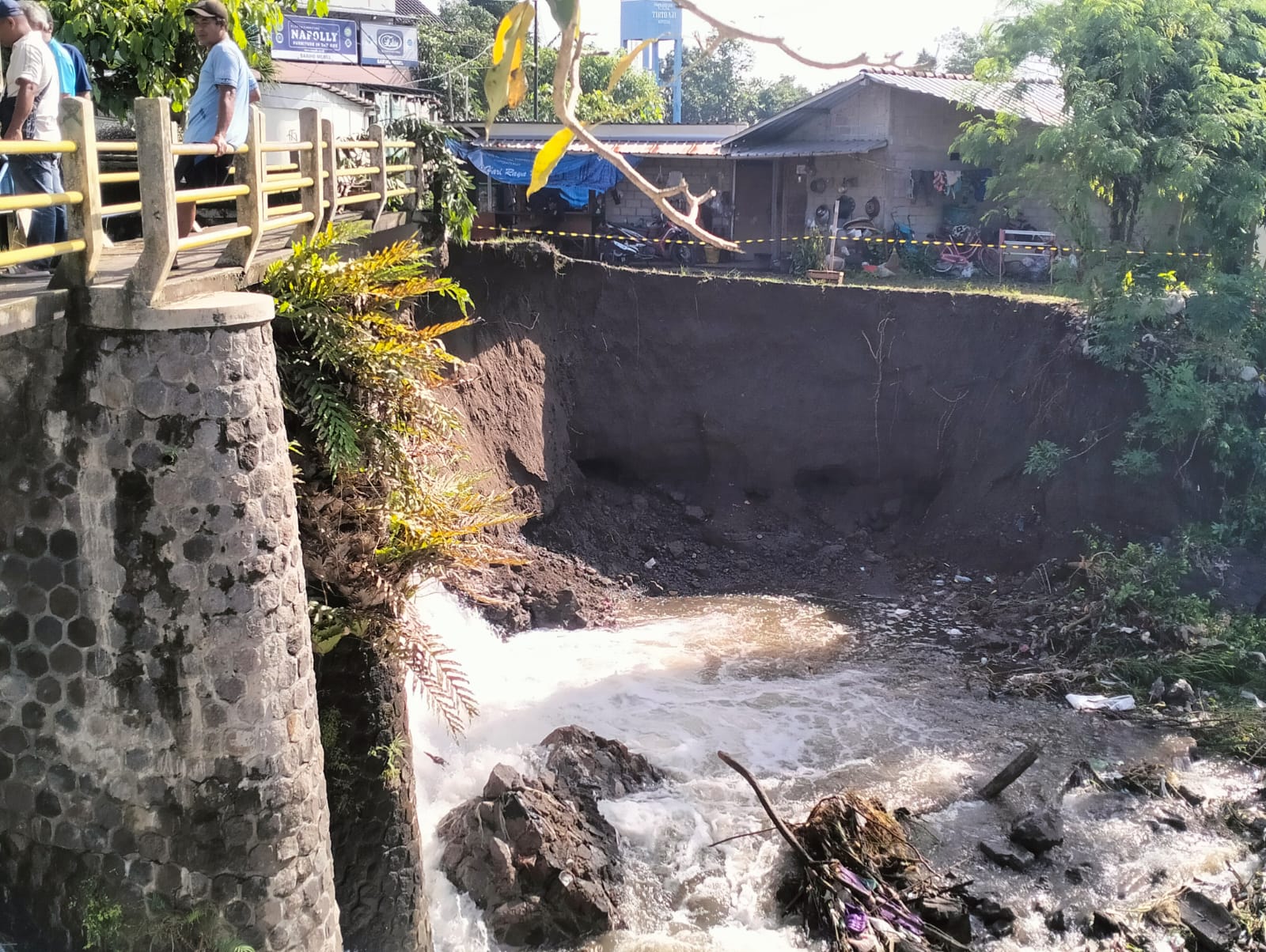 Struktur sayap talud jembatan penghubung antarkampung di Bendung Kadisaran, Dusun Sidoarjo, Desa Kotesan, Kecamatan Prambanan, Kabupaten Klaten  ambrol.