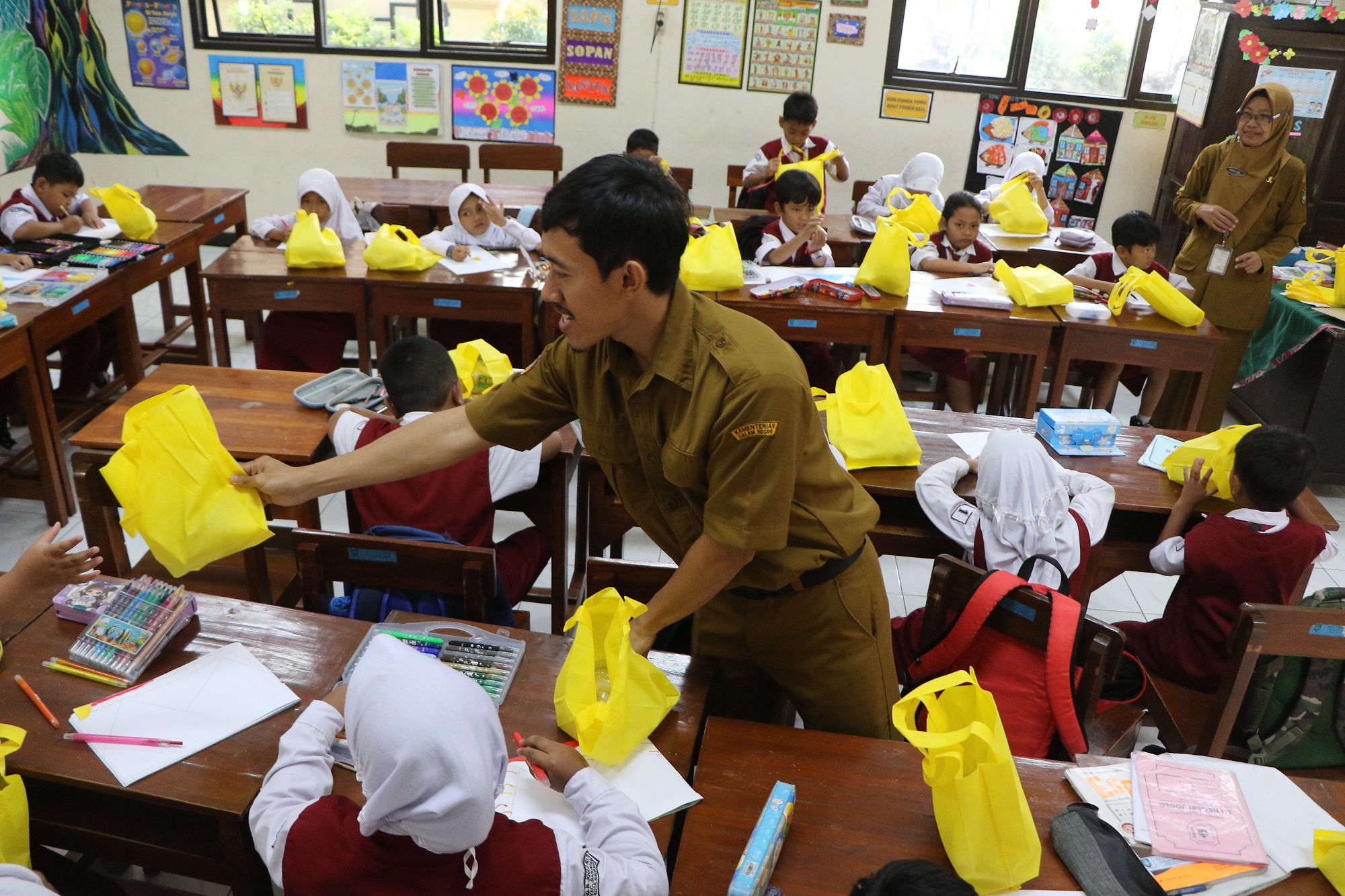 Pembagian MBG Ramadan di SDN Joglo Solo. (Arief Budiman/Radar Solo)