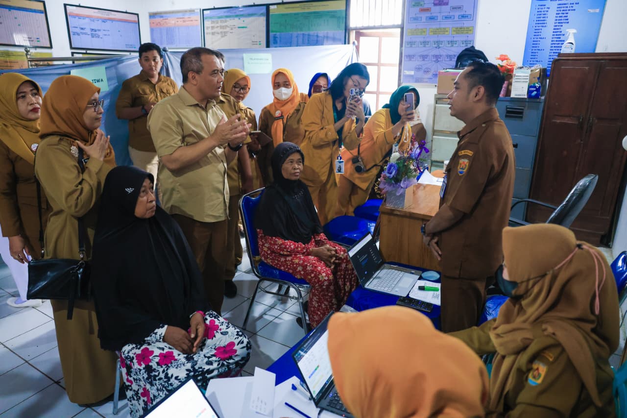 Gubernur Jateng Ahmad Luthfi berkunjung ke layanan kesehatan di Grobogan, Senin (2/3). (Humas Pemprov Jateng)