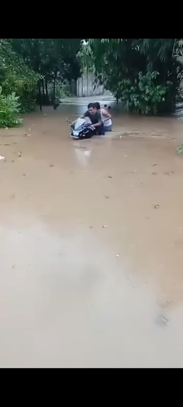 Warga nekat menerjang banjir sembari menuntun sepeda motor di Kecamatan Simo, Boyolali, Senin (2/3/2026)