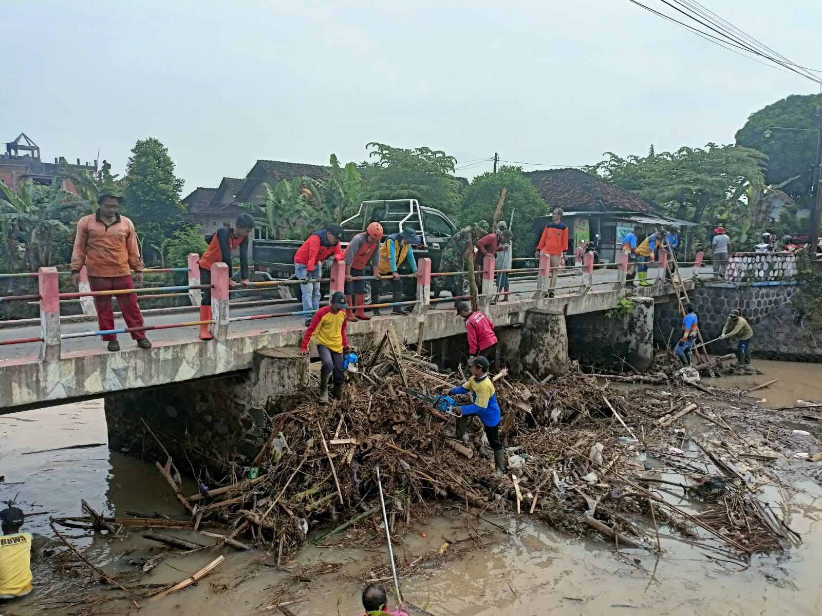 Pembersihan barongan bambu raksasa yang sumbat Jembatan Dawung Sukoharjo yang juga menggunakan crane PLN, Senin (2/3).
