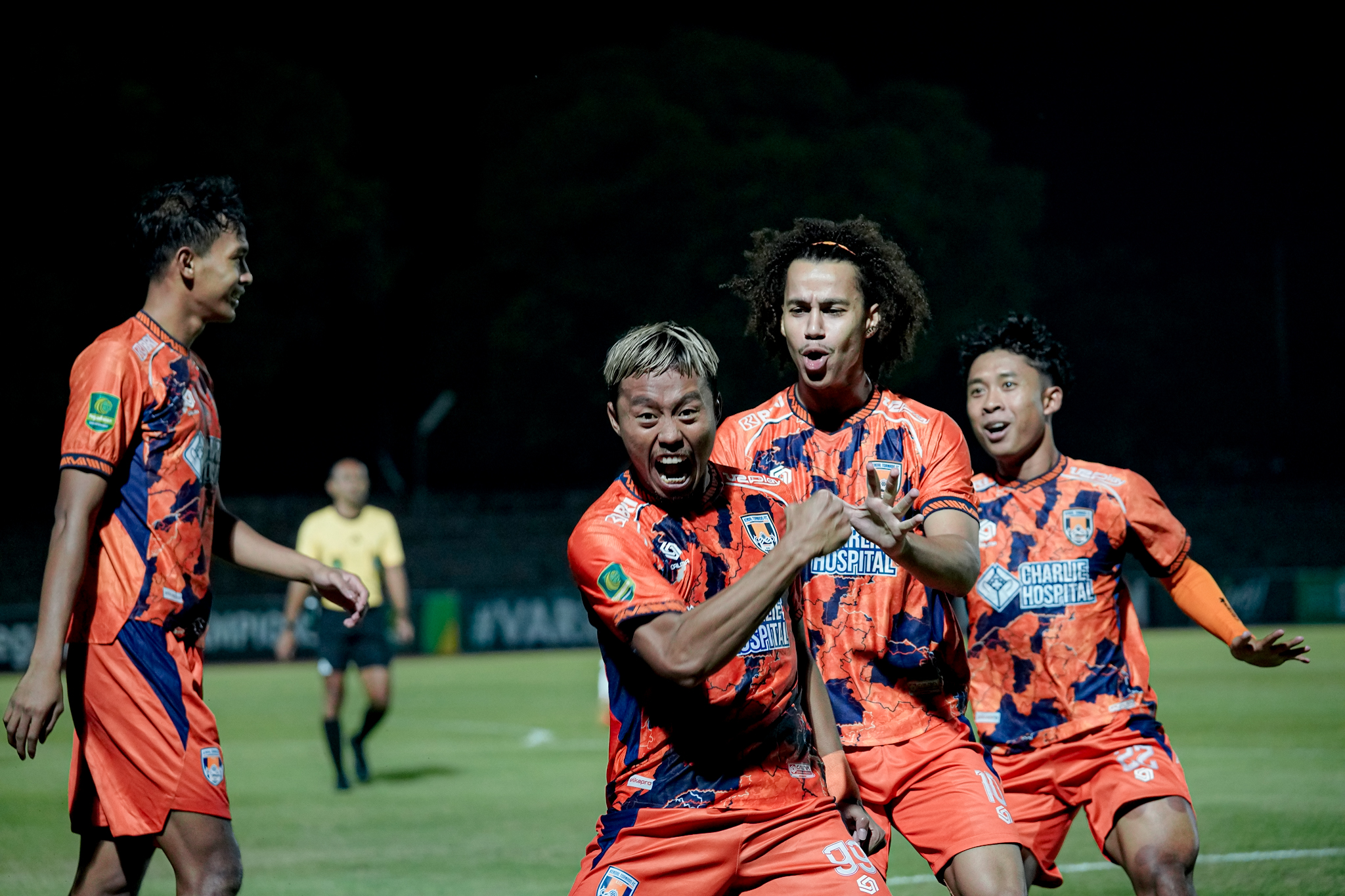 SETELAH INI MENEPI: Striker Kendal Tornado FC Kushedya Hari Yudo (tengah) merayakan golnya saat melawan Persipura Jayapura di Stadion Sriwedari, Minggu malam (1/3)
