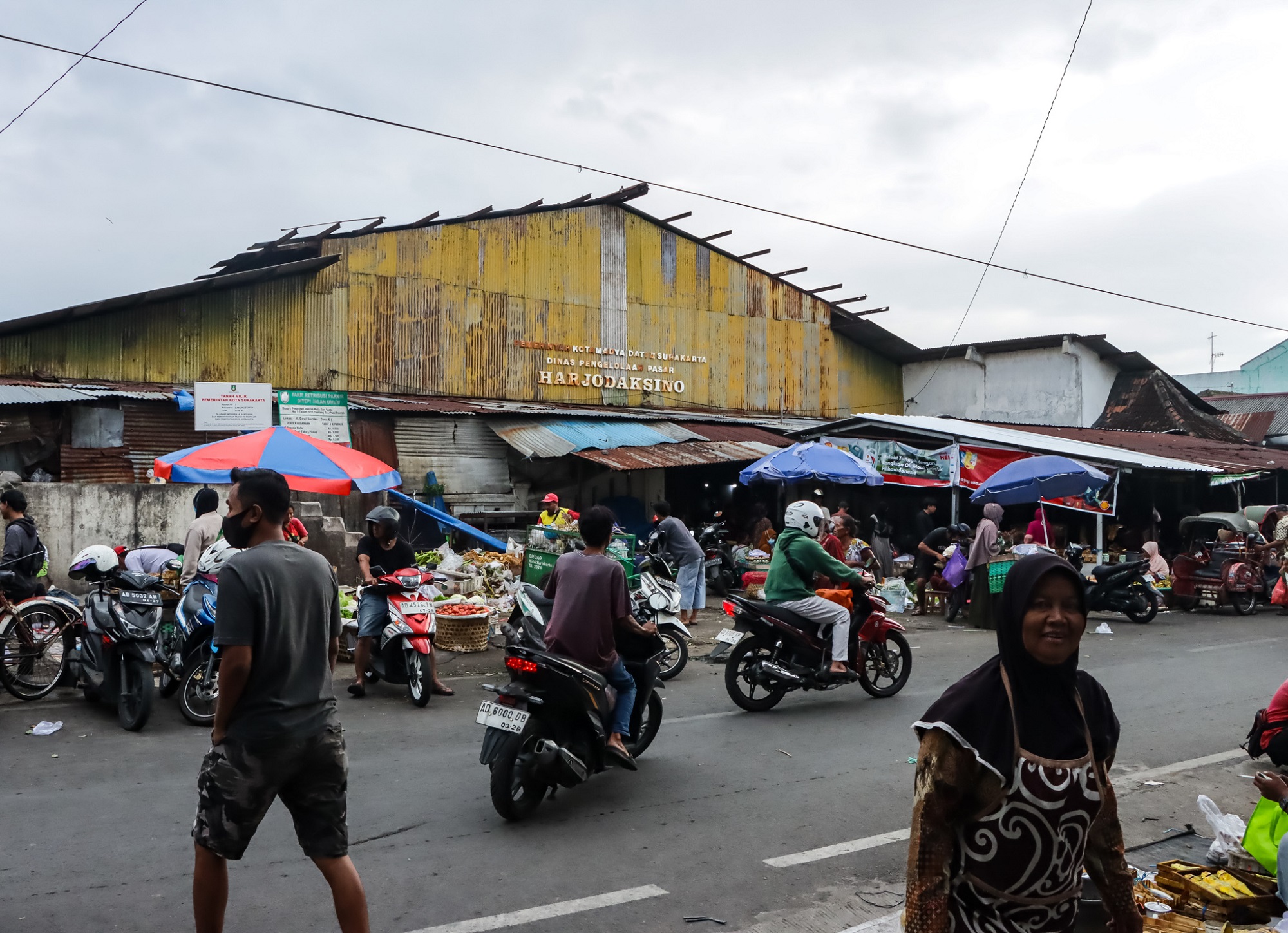 Pasar Harjodaksino kondisinya sudah sangat memprihatinkan. (M Ihsan/Radar Solo)
