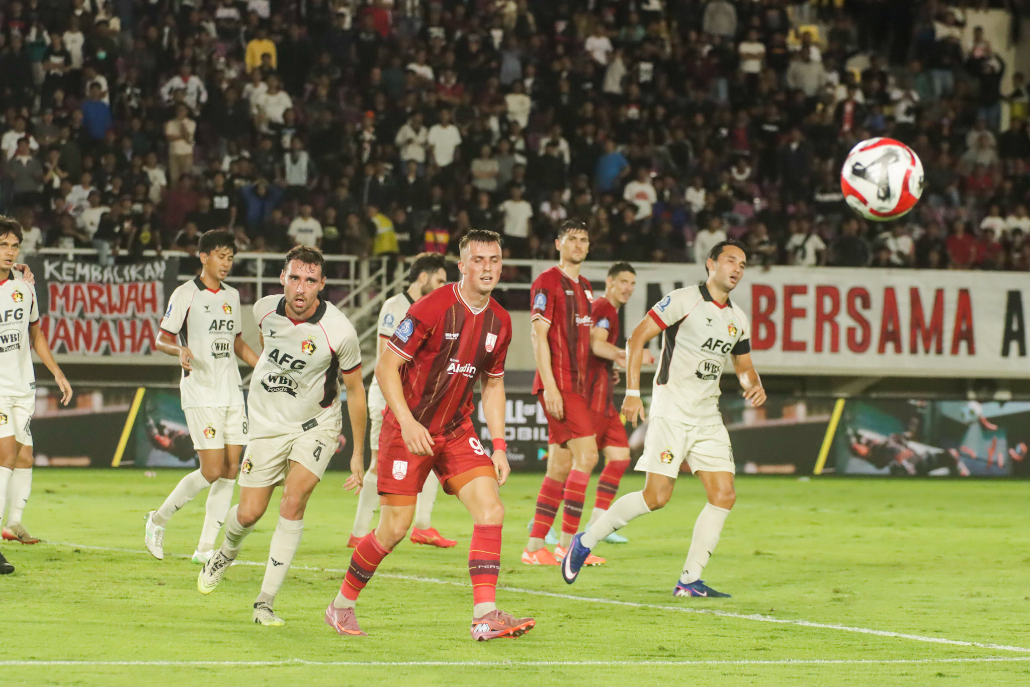 Laga Persis Solo melawan Persik Kediri di Stadion Manahan, Minggu malam (1/3/2026).  