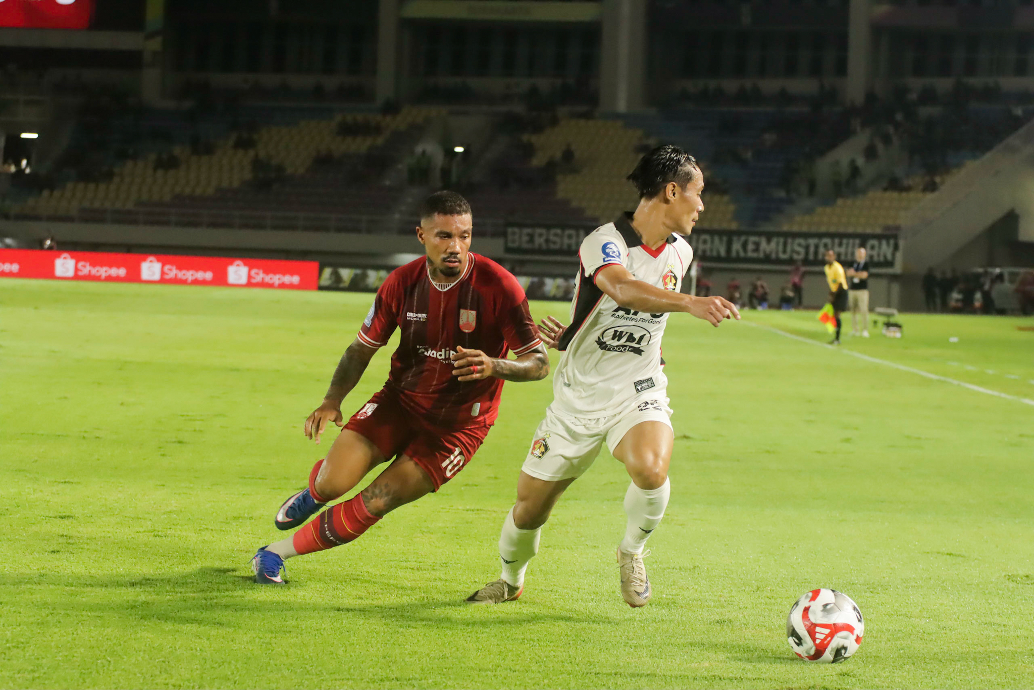Striker Persis Solo Dimitri Lima saat melawan Persik Kediri di Stadion Manahan, Minggu malam (1/3/2026).  
