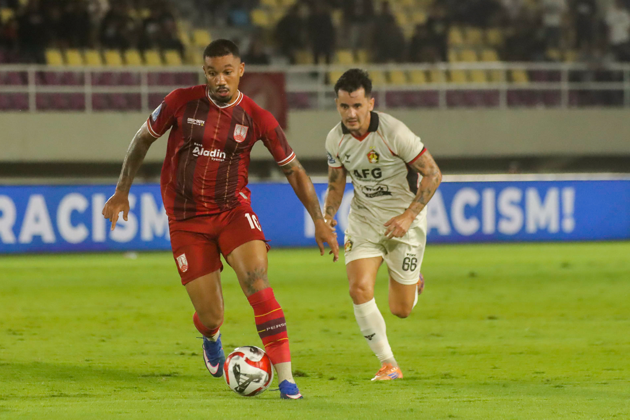 Striker Persis Solo Dimitri Lima saat melawan Persik Kediri di Stadion Manahan, Minggu malam (1/3/2026).  