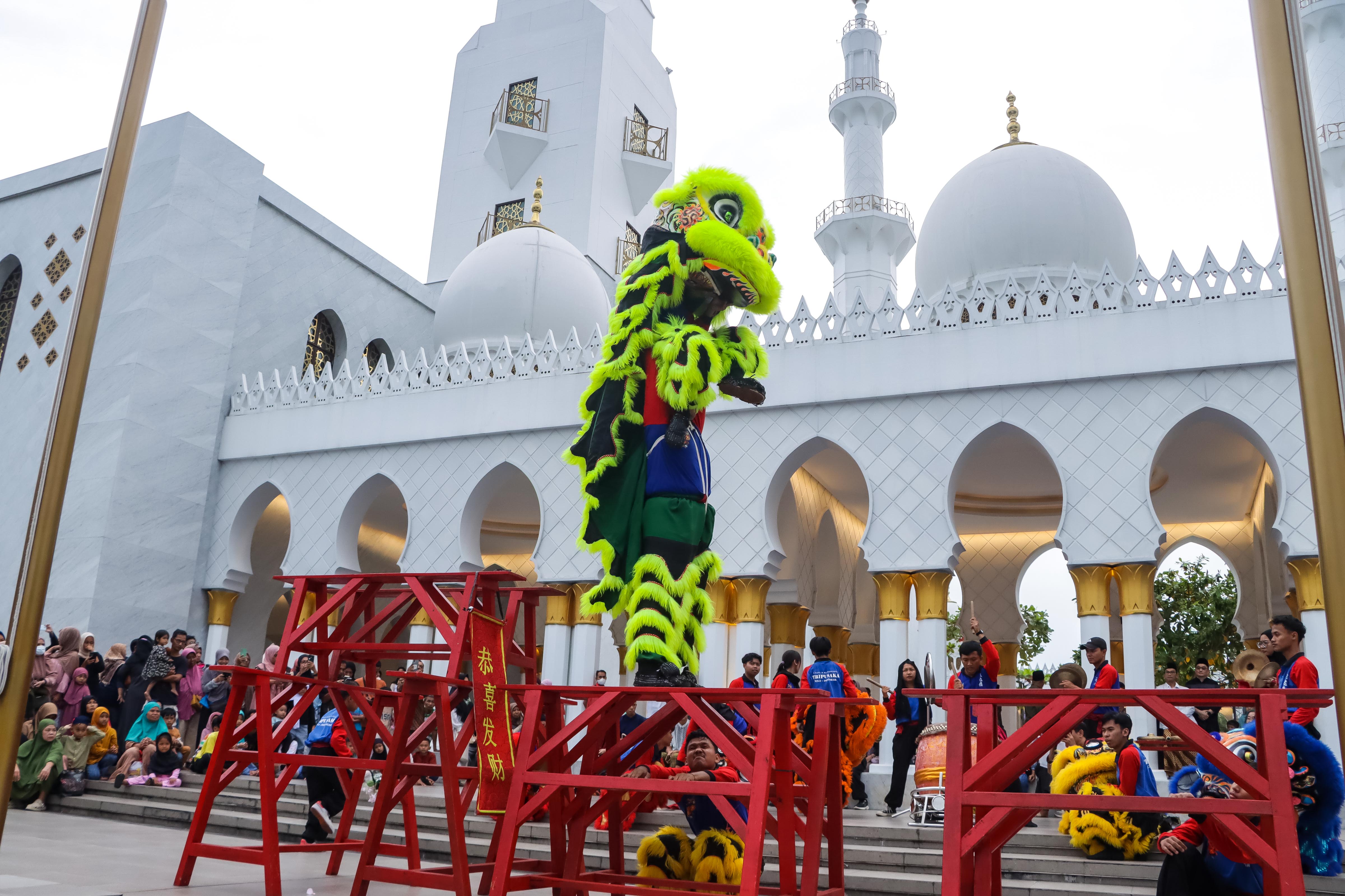 Atraksi barongsai menyemarakkan waktu jelang berbuka puasa atau ngabuburit di pelataran Masjid Raya Sheikh Zayed Solo, Minggu sore (1/3), sebagai bentuk akulturasi budaya.