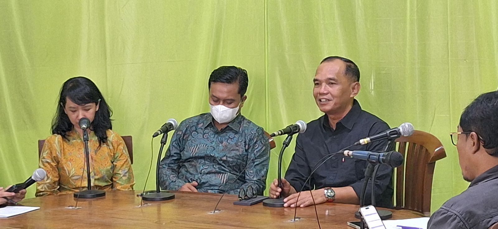 Ketua DPRD Jateng Sumanto (kanan) menjadi narasumber di radio Swiba FM Karanganyar. (Rudi Hartono/Radar Solo)