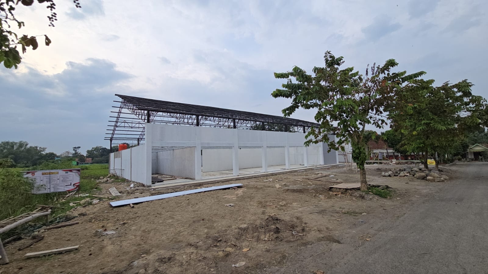 Salah satu bangunan Koperasi Desa Merah Putih di Sragen yang masih tahap pembangunan. (Ahmad Khairudin/Radar Solo)