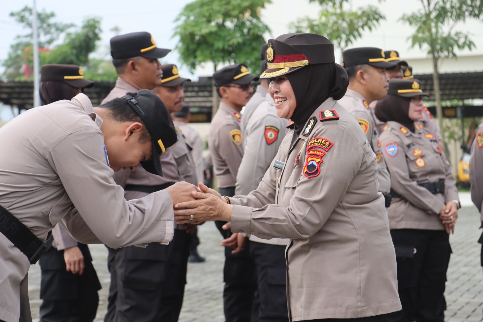 Wakapolres Sukoharjo AKBP Pariastutik salami anggota usai apel di Lapangan Presisi, Senin (2/3).