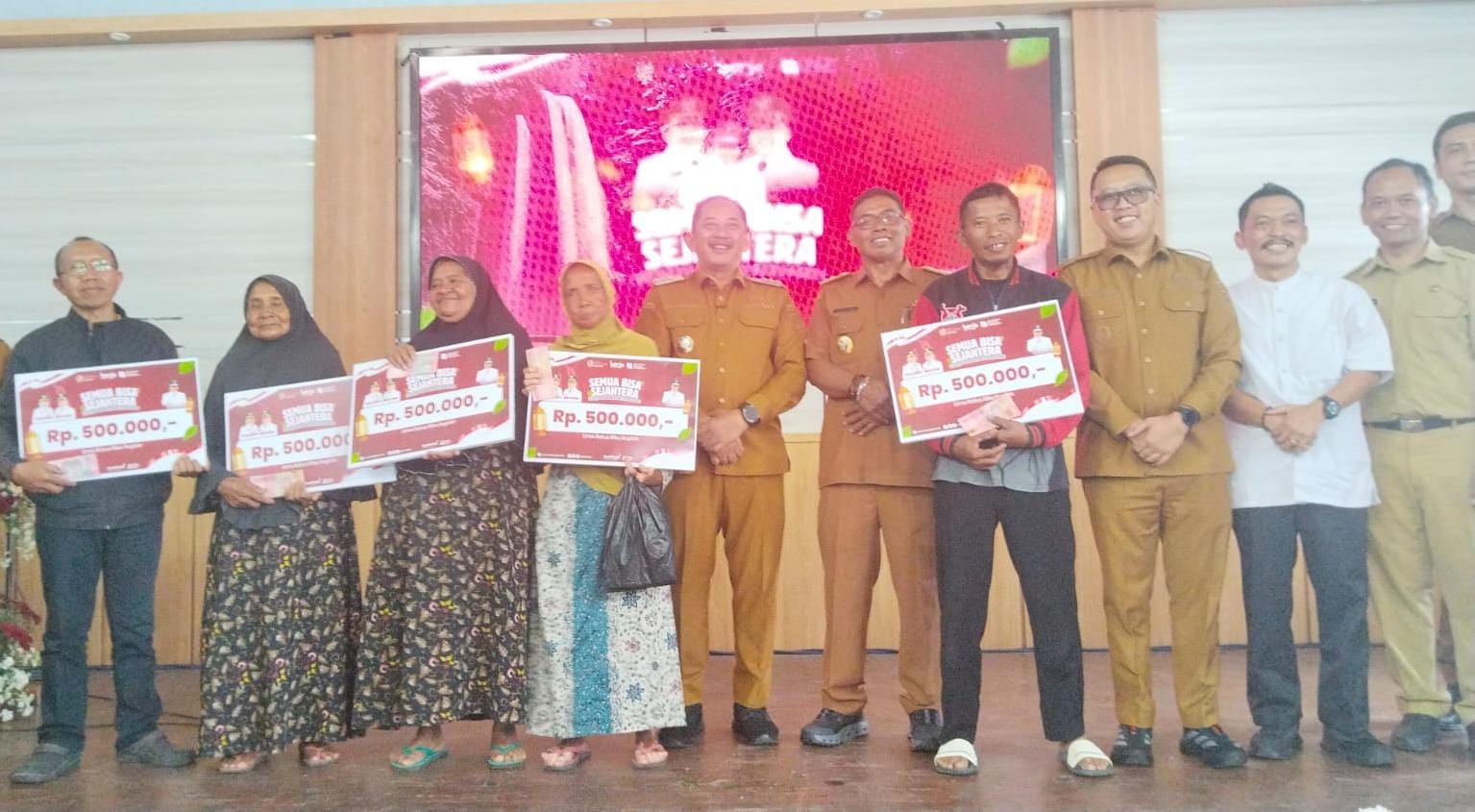 Penyaluran THR bagi warga Desa Berjo, Kecamatan Ngargoyoso, Karanganyar. (Rudi Hartono/Radar Solo)